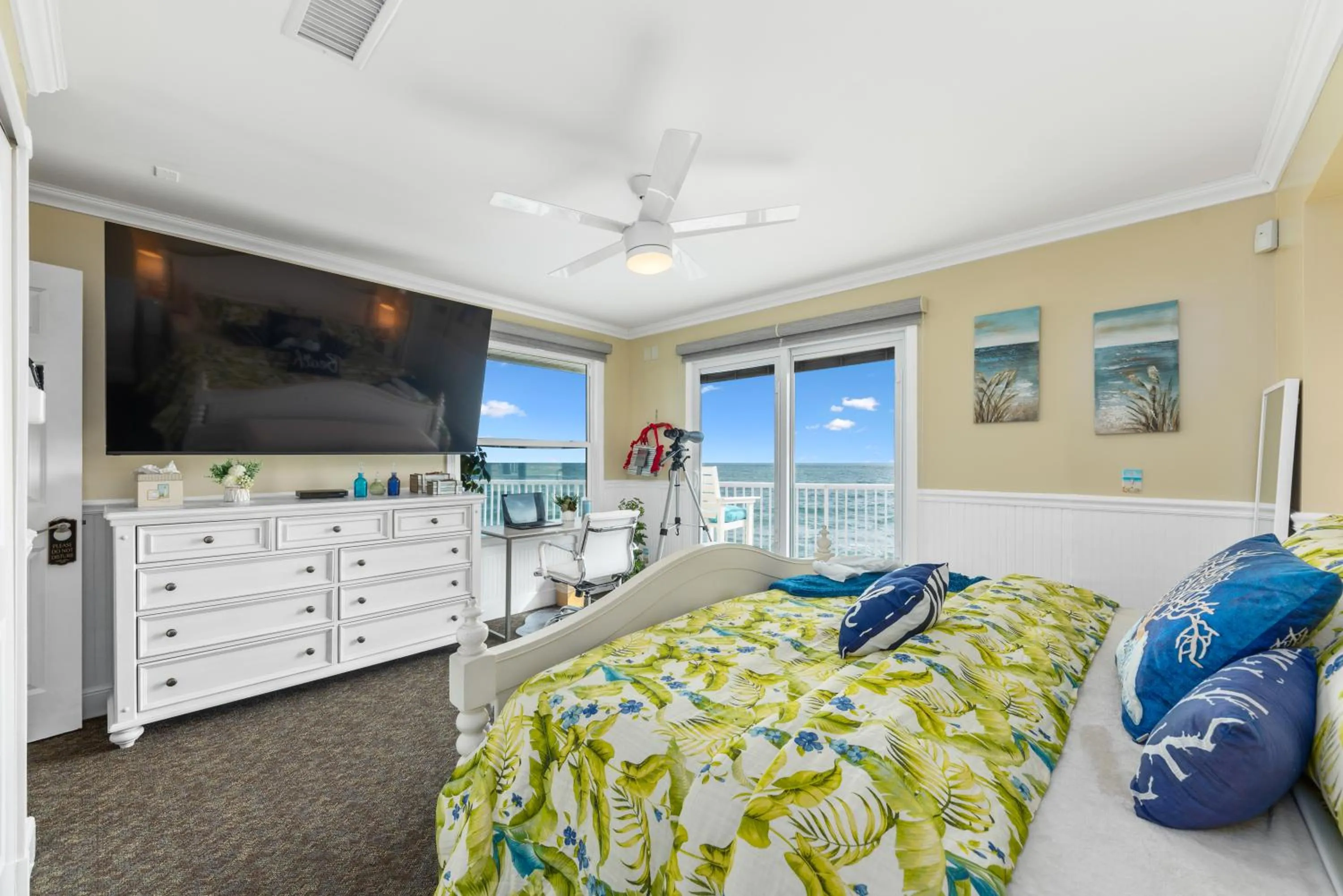 Photo of the whole room, Bed in As Good as it Gets