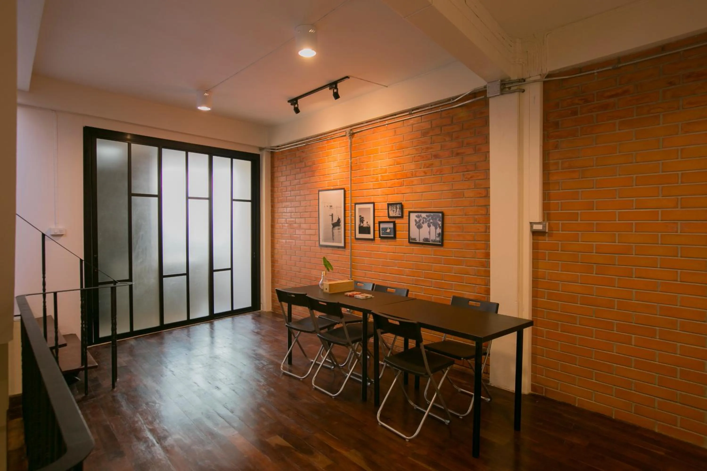 Communal lounge/ TV room in Chedi View Hostel