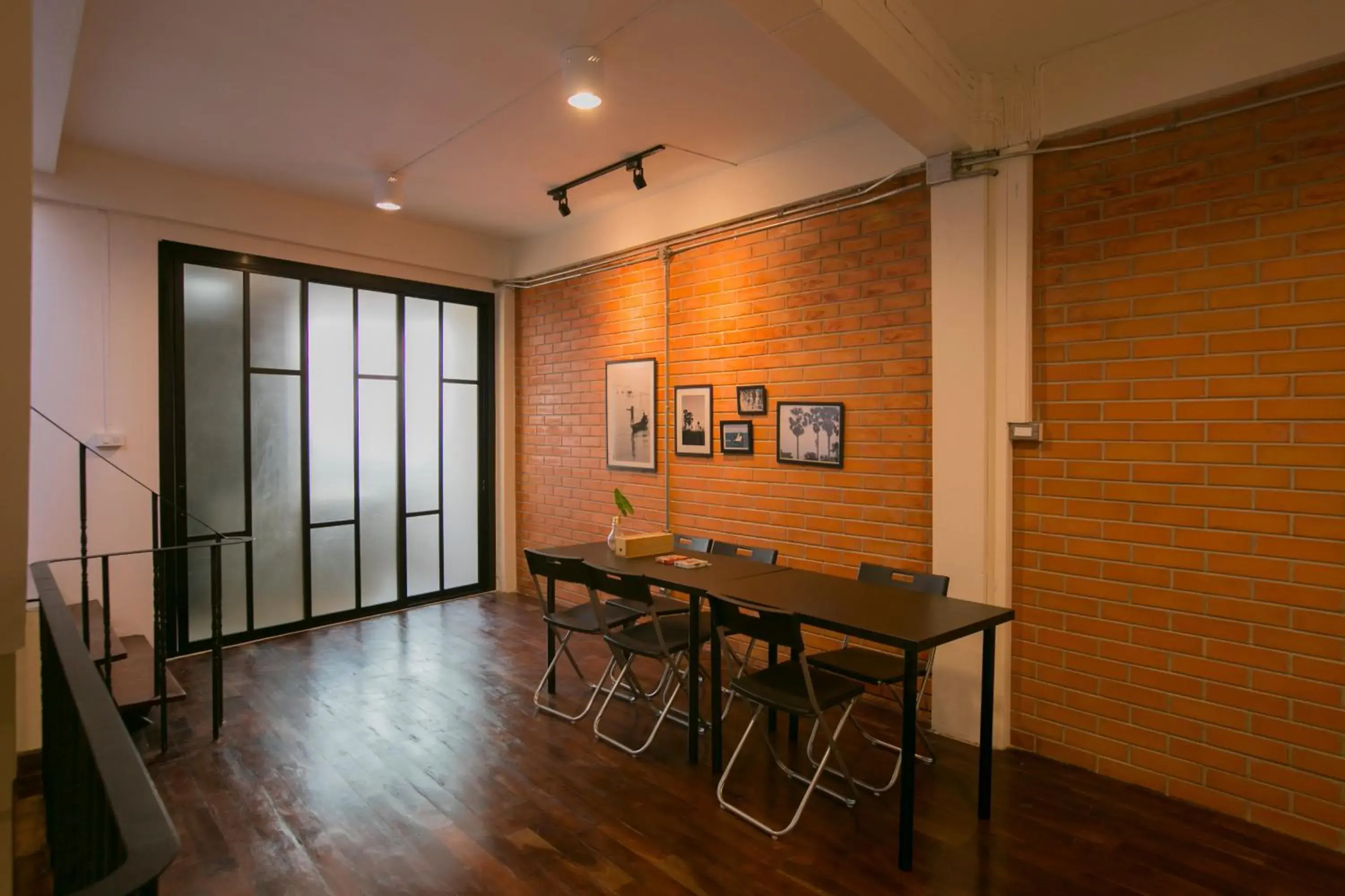 Communal lounge/ TV room in Chedi View Hostel Communal lounge/ TV room in Chedi View Hostel