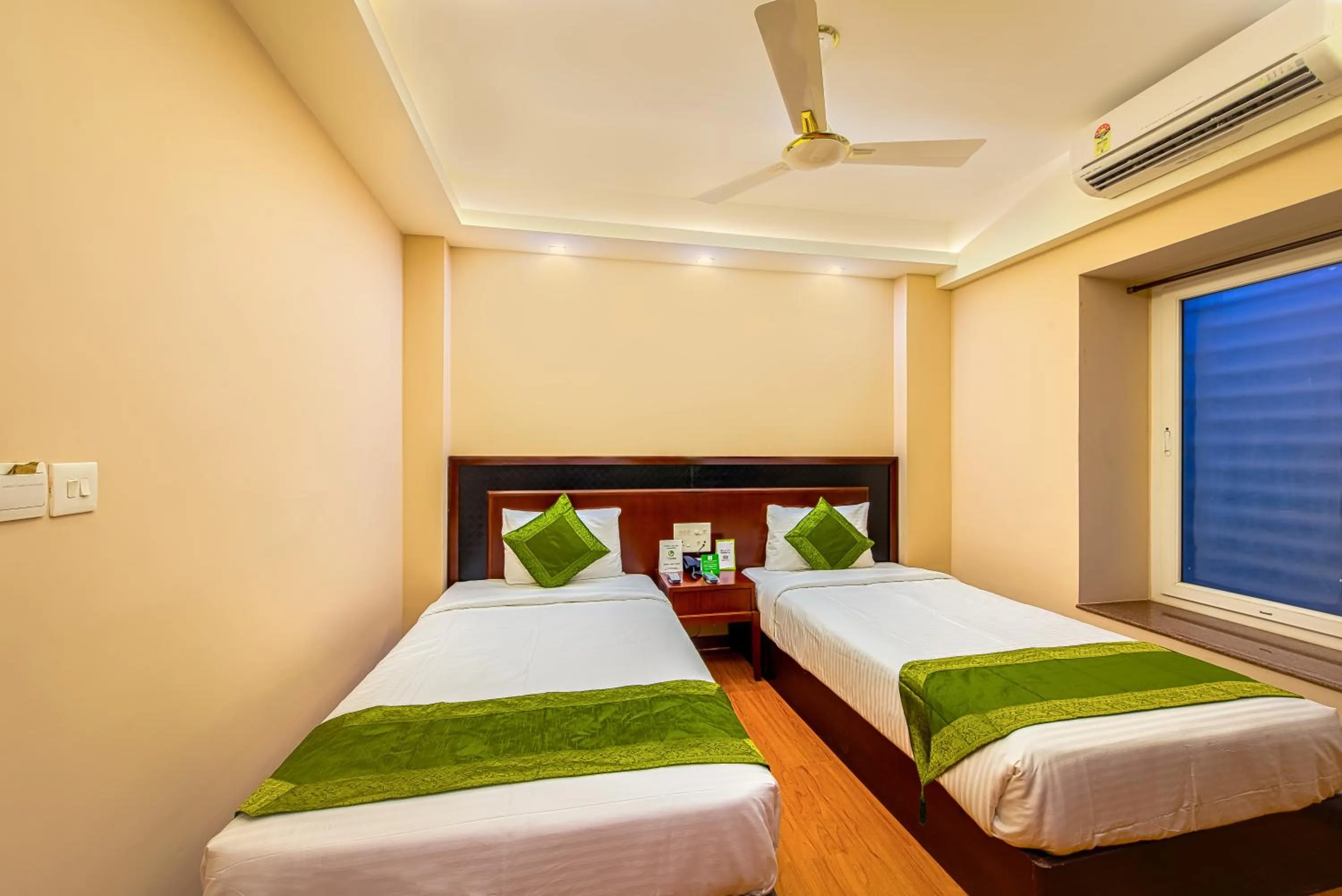 Bedroom, Bed in Treebo Vedanta, Metropolitan