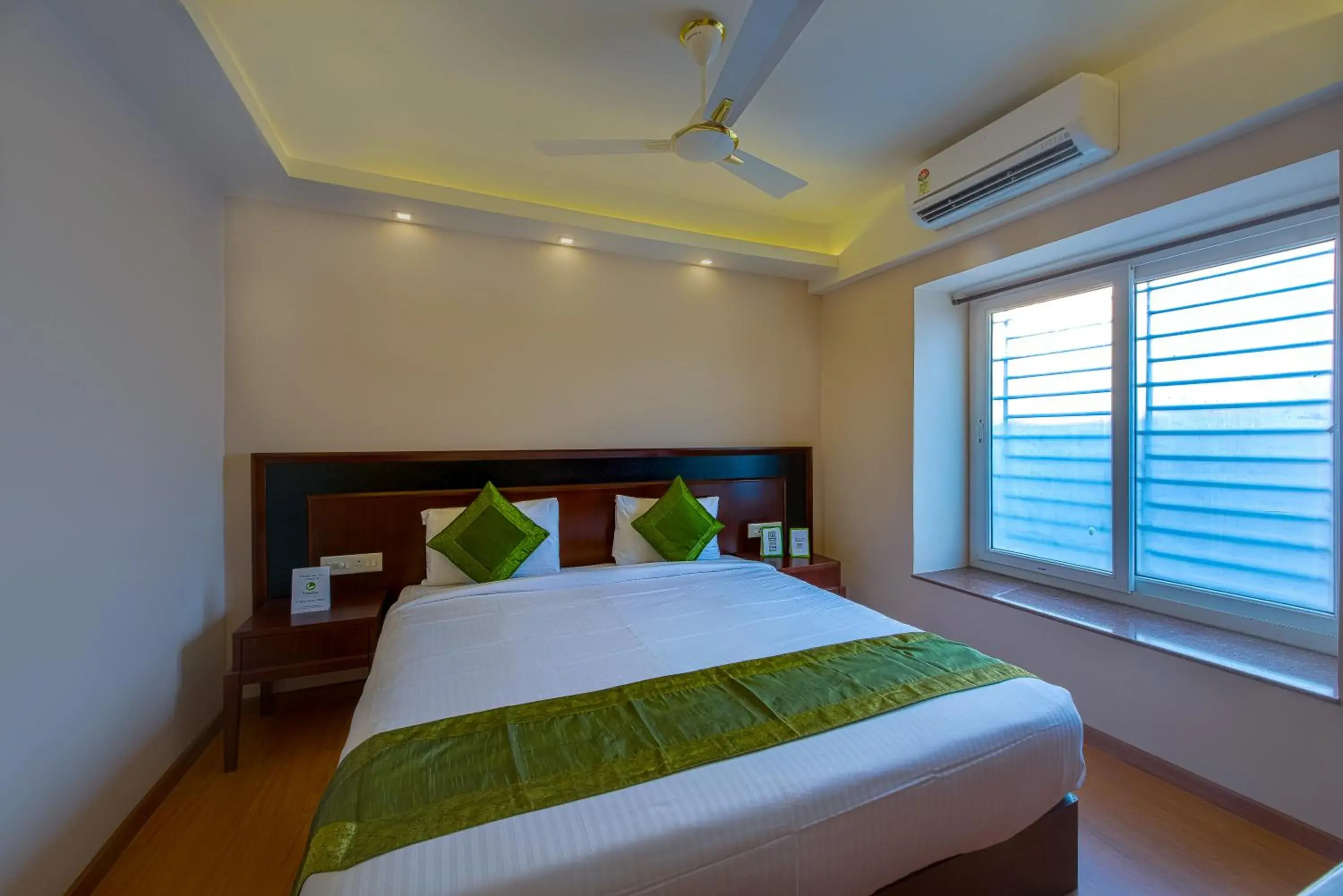 Bedroom, Bed in Treebo Vedanta, Metropolitan Bedroom, Bed in Treebo Vedanta, Metropolitan