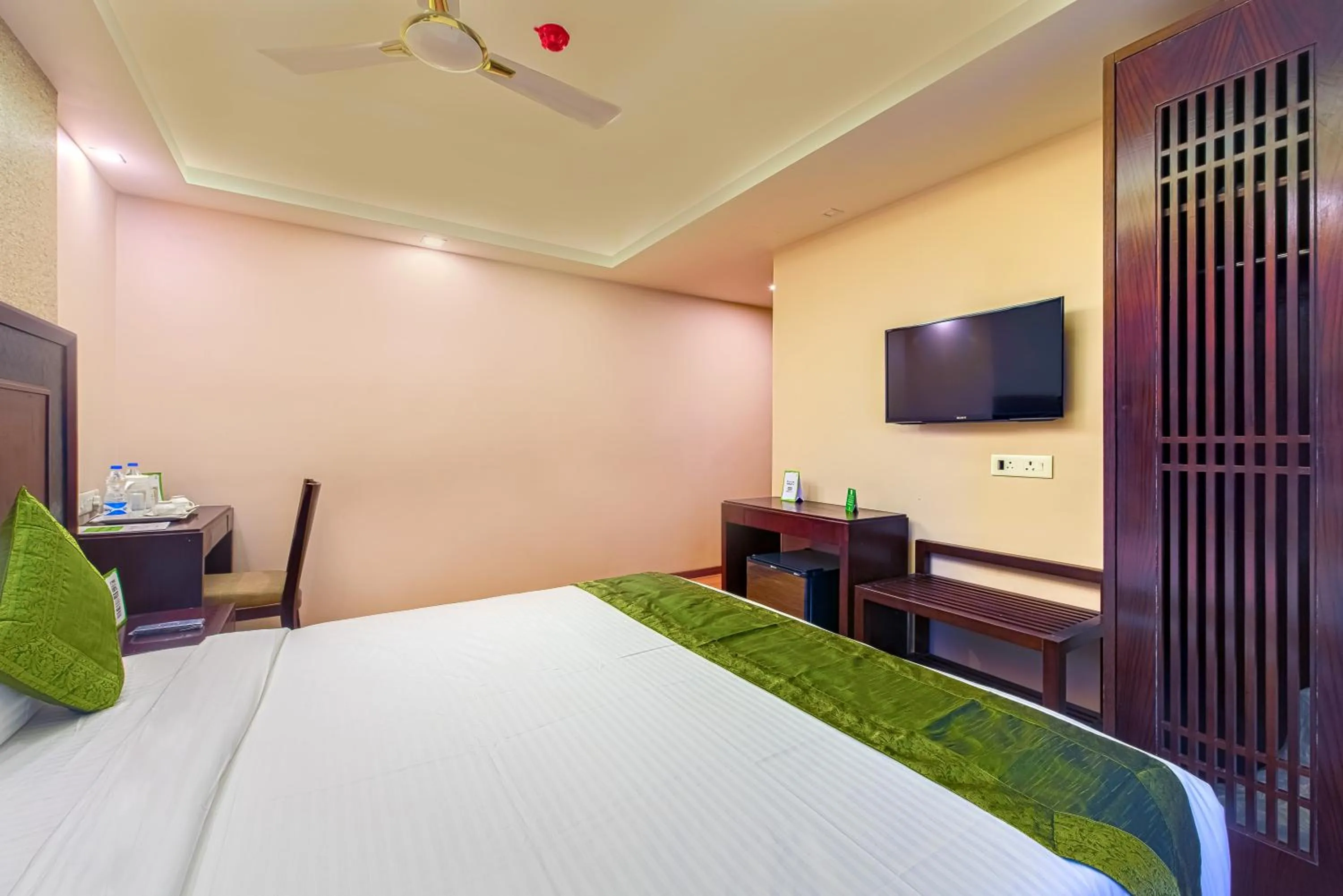 Bedroom, Bed in Treebo Vedanta, Metropolitan