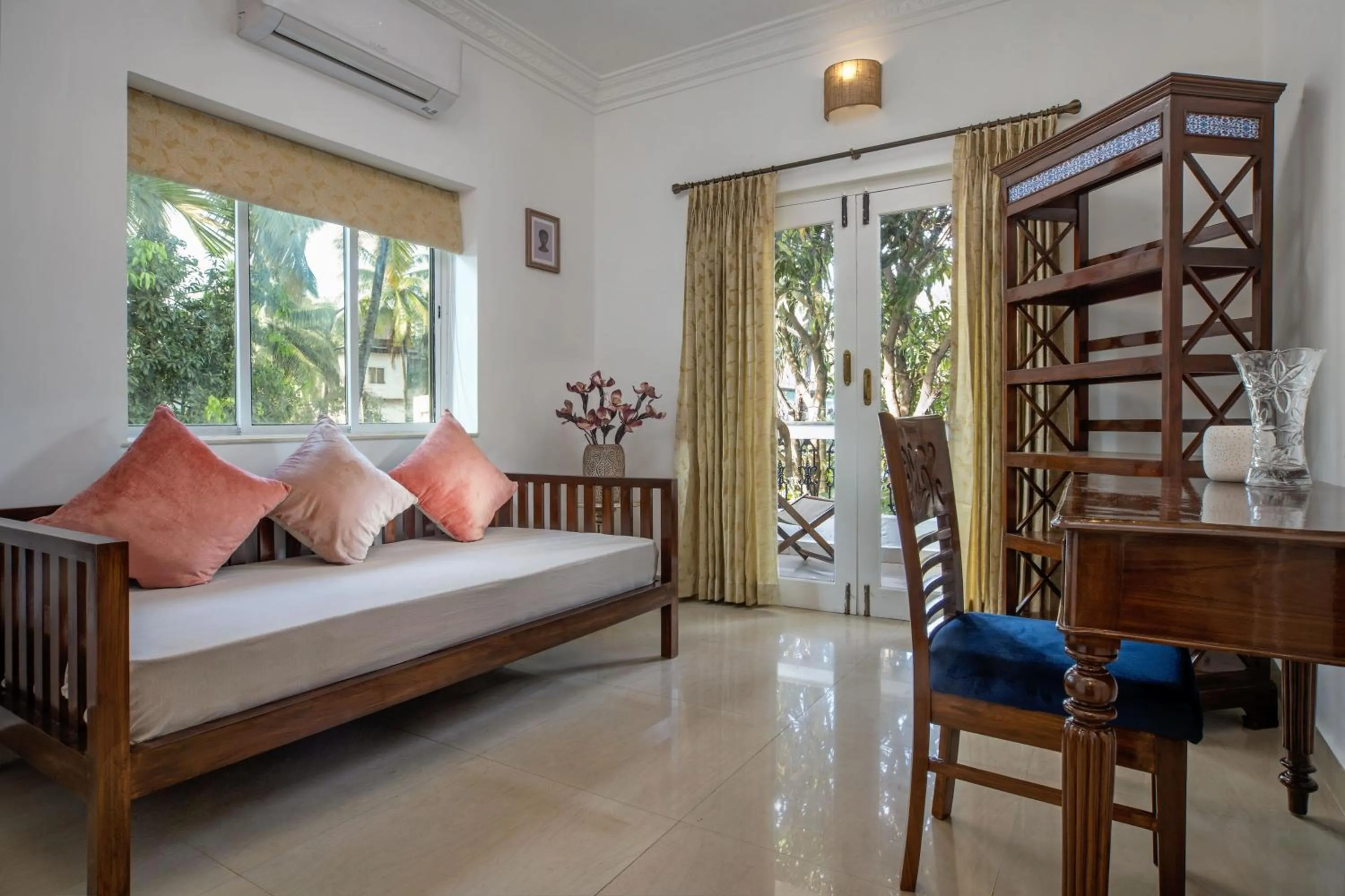 Living room, Bed in LaRiSa Resort, Morjim