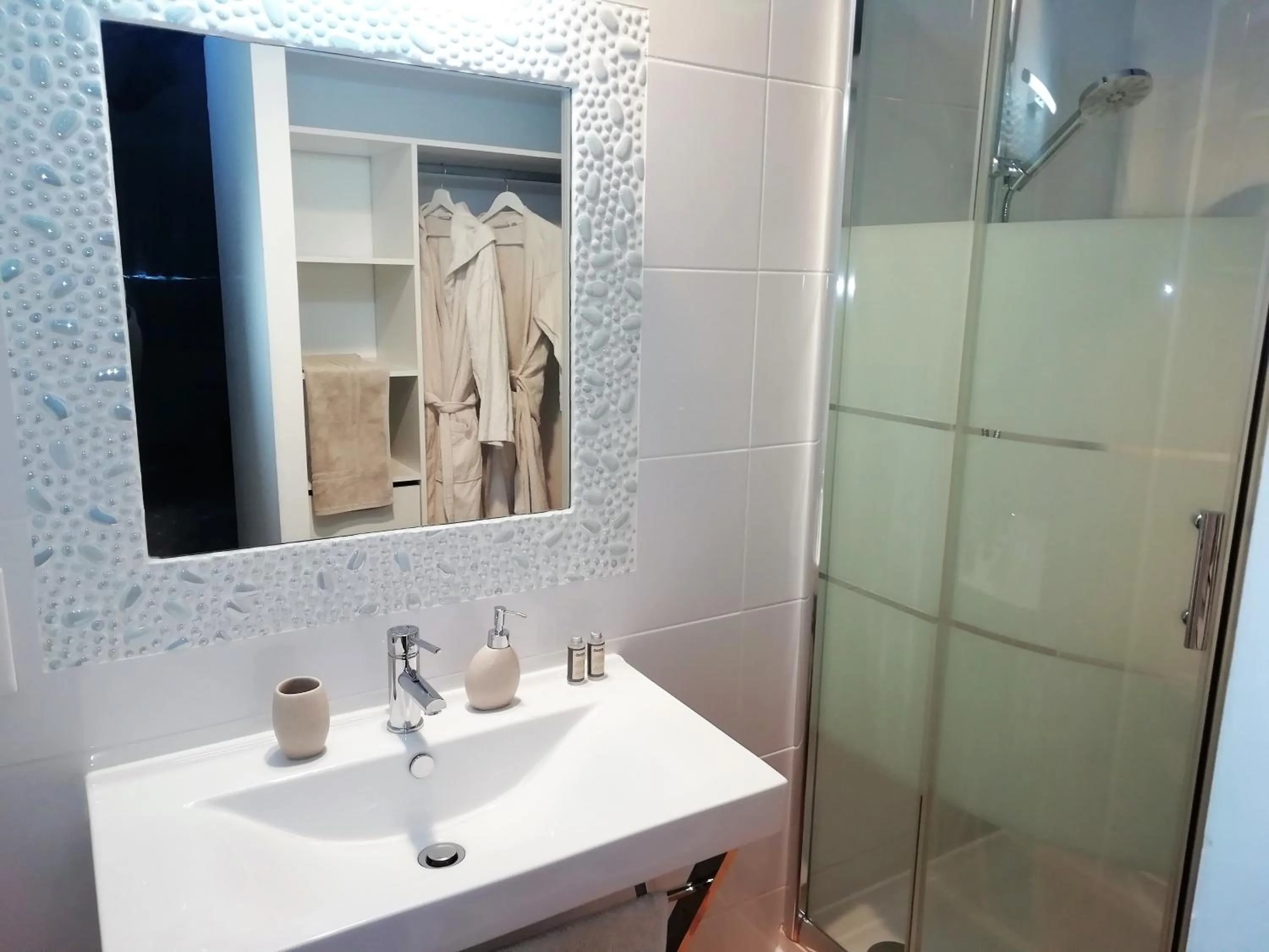 Shower, Bathroom in La Magie des Rêves