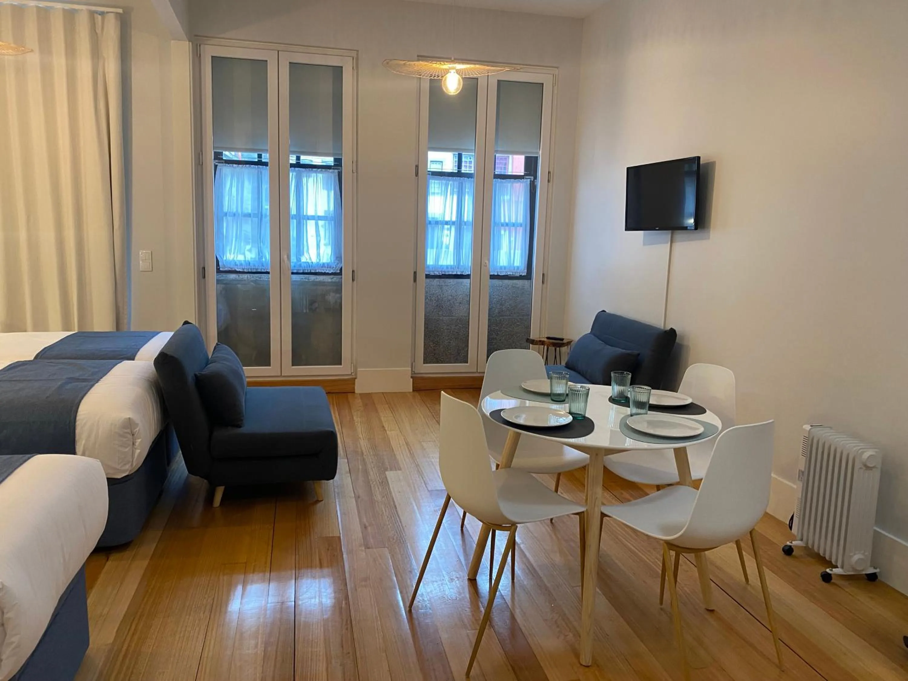 Dining area, Bed in Mouzinho 244 - Porto Houses & Suites