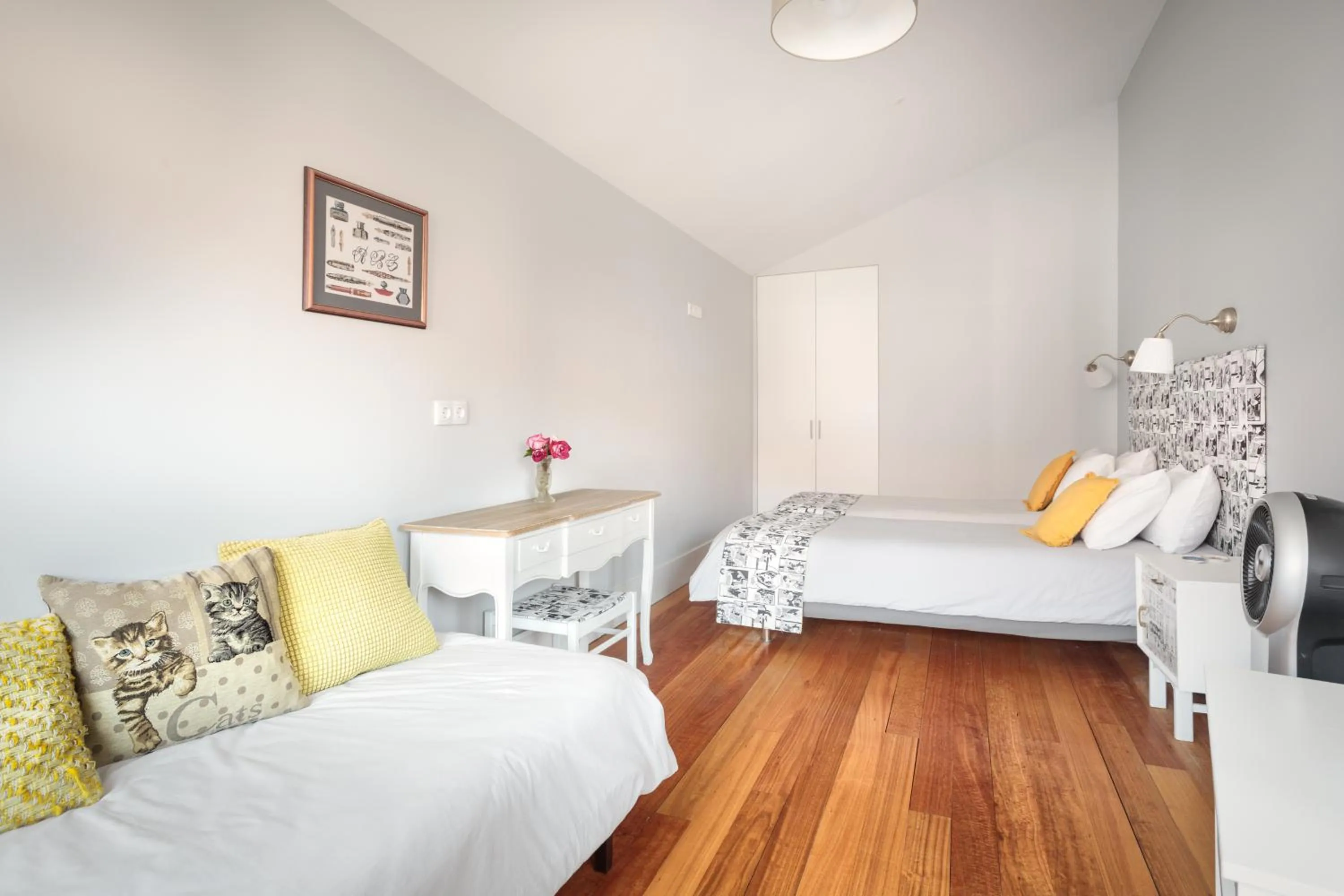 Photo of the whole room, Bed in Mouzinho 244 - Porto Houses & Suites