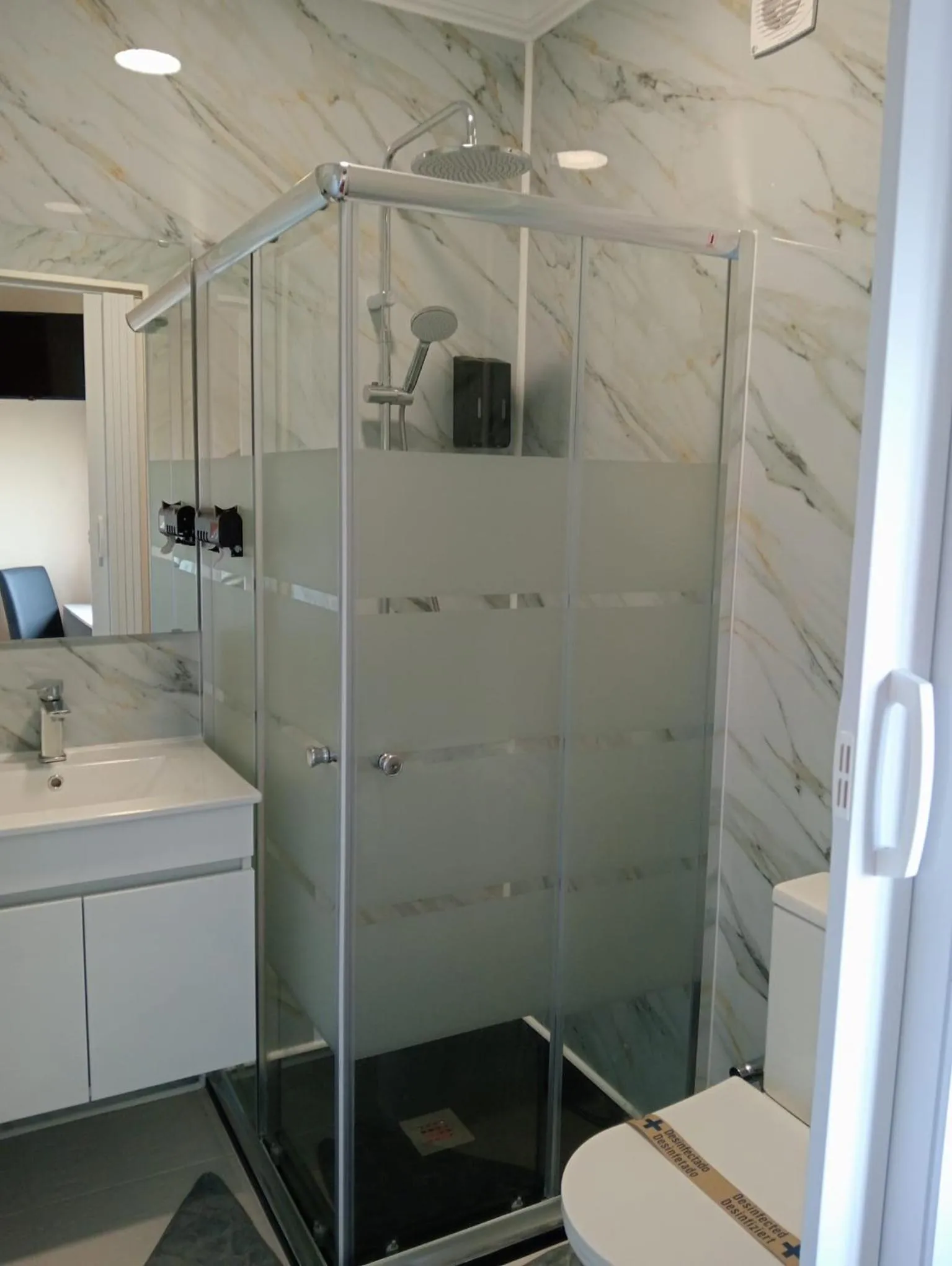 Shower in Surf & Guest Lorena´s House