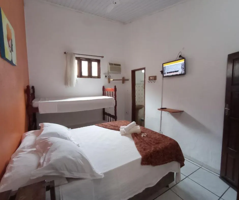 Photo of the whole room, Bed in Pousada Berimbau