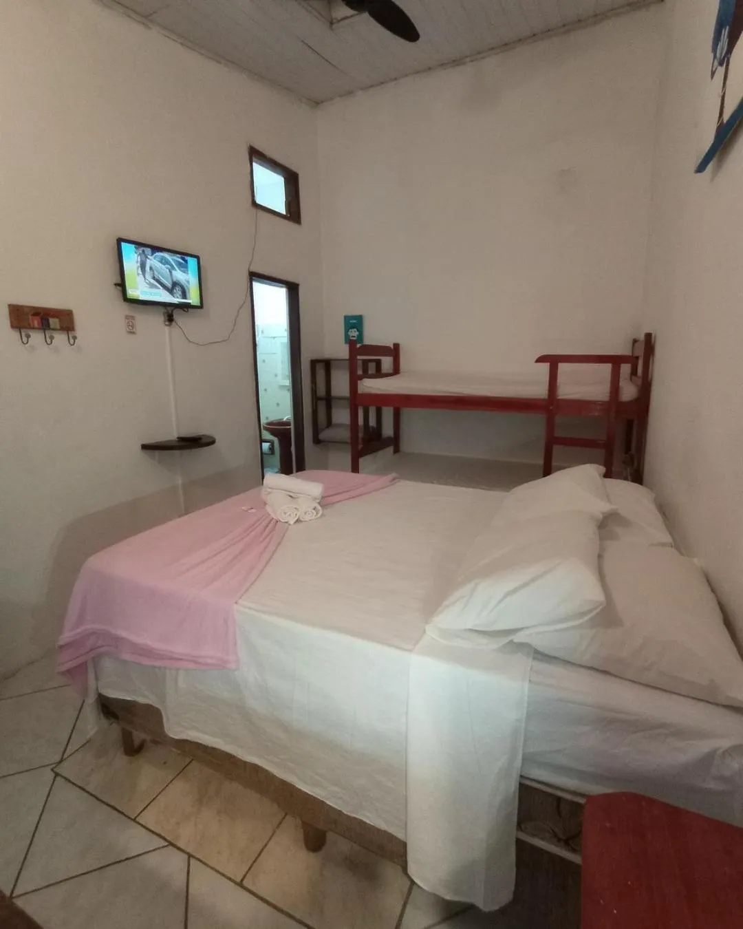 Photo of the whole room, Bed in Pousada Berimbau