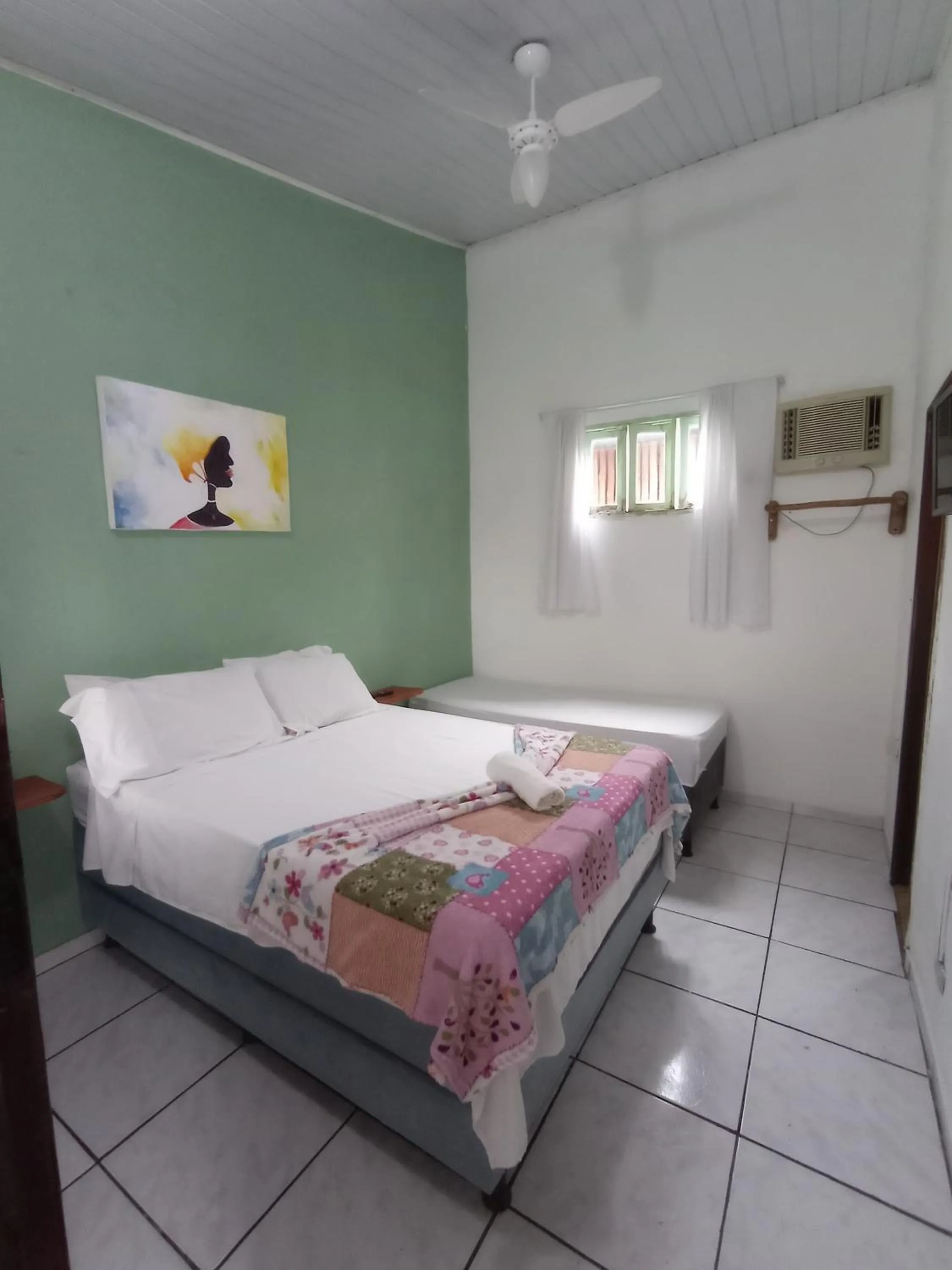 Photo of the whole room, Bed in Pousada Berimbau