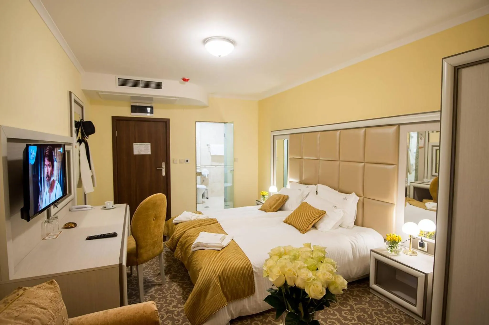 Breakfast, Bed in Hotel Forum