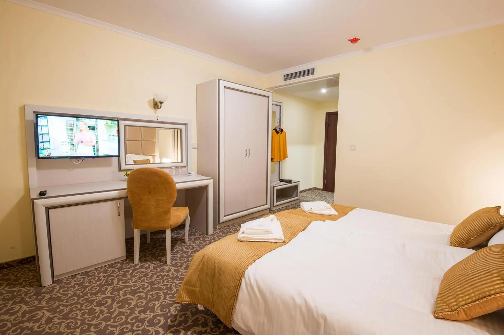 Breakfast, Bed in Hotel Forum