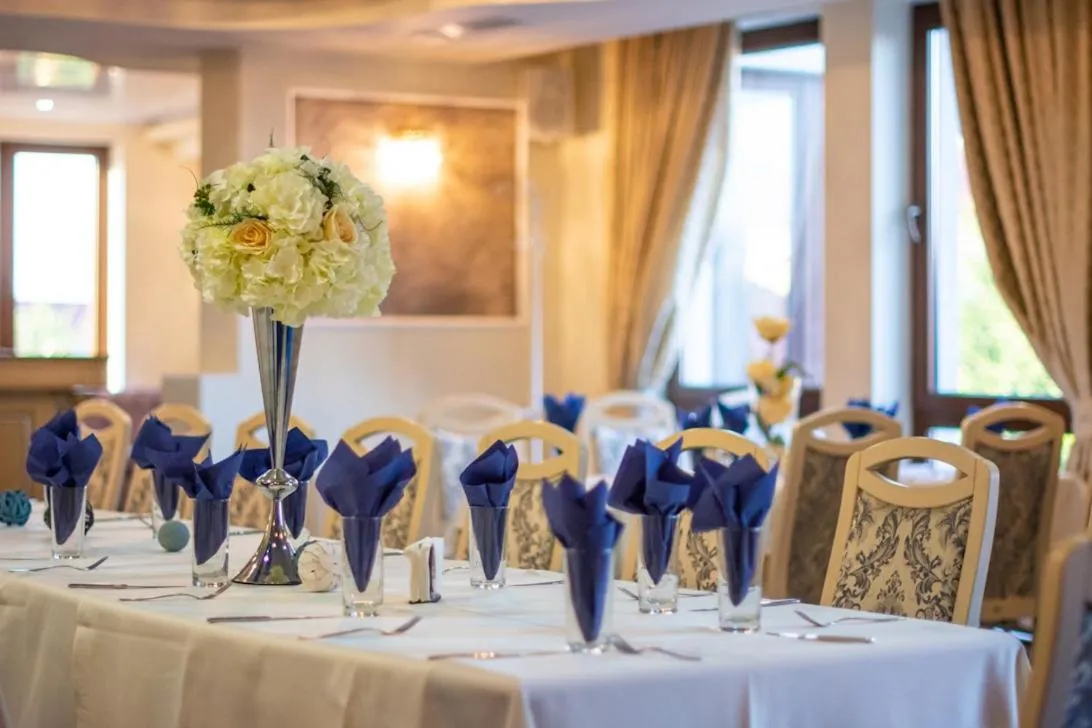 Restaurant/places to eat in Hotel Forum