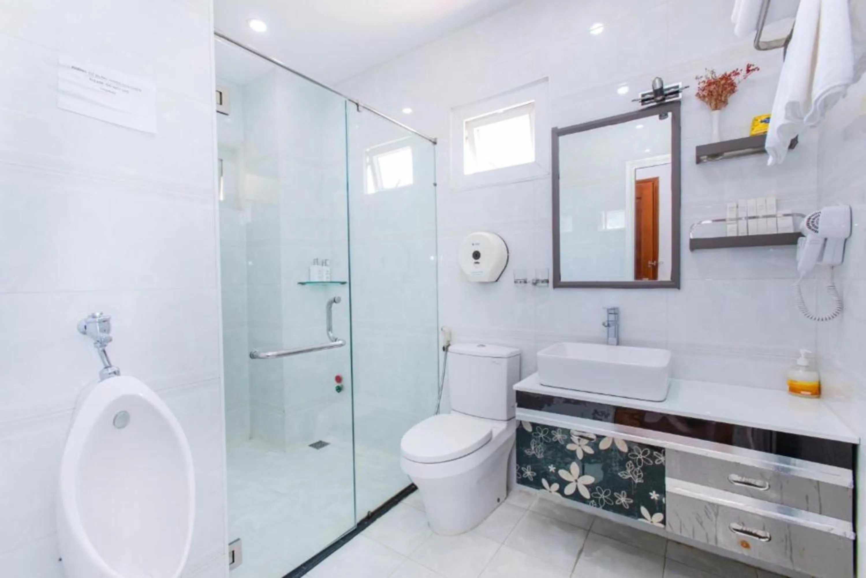 Bathroom in Thu Ha Airport Hotel