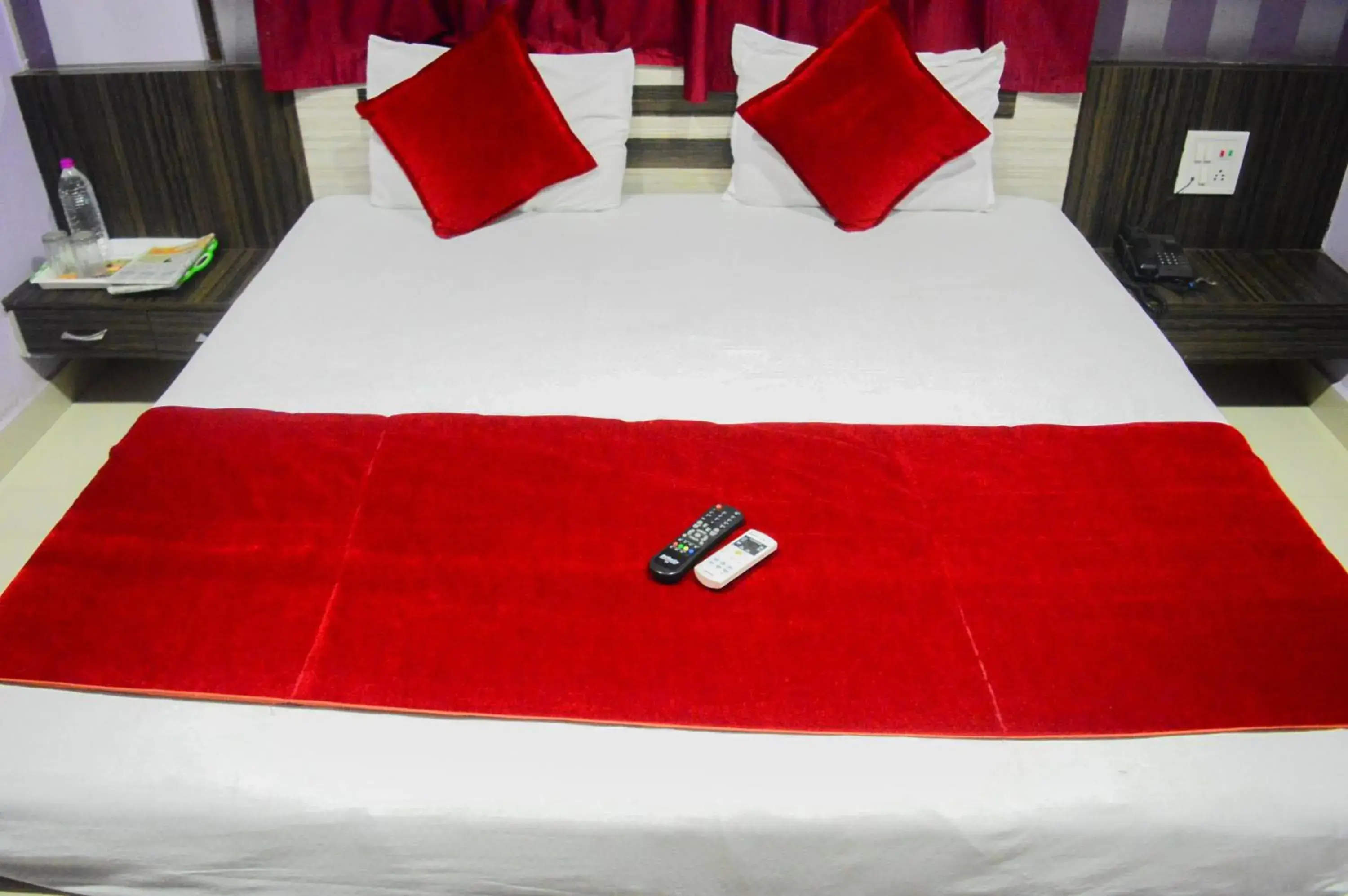 Photo of the whole room, Bed in Hotel Royal Palace - 150 Meters from Mahakal Temple Photo of the whole room, Bed in Hotel Royal Palace - 150 Meters from Mahakal Temple