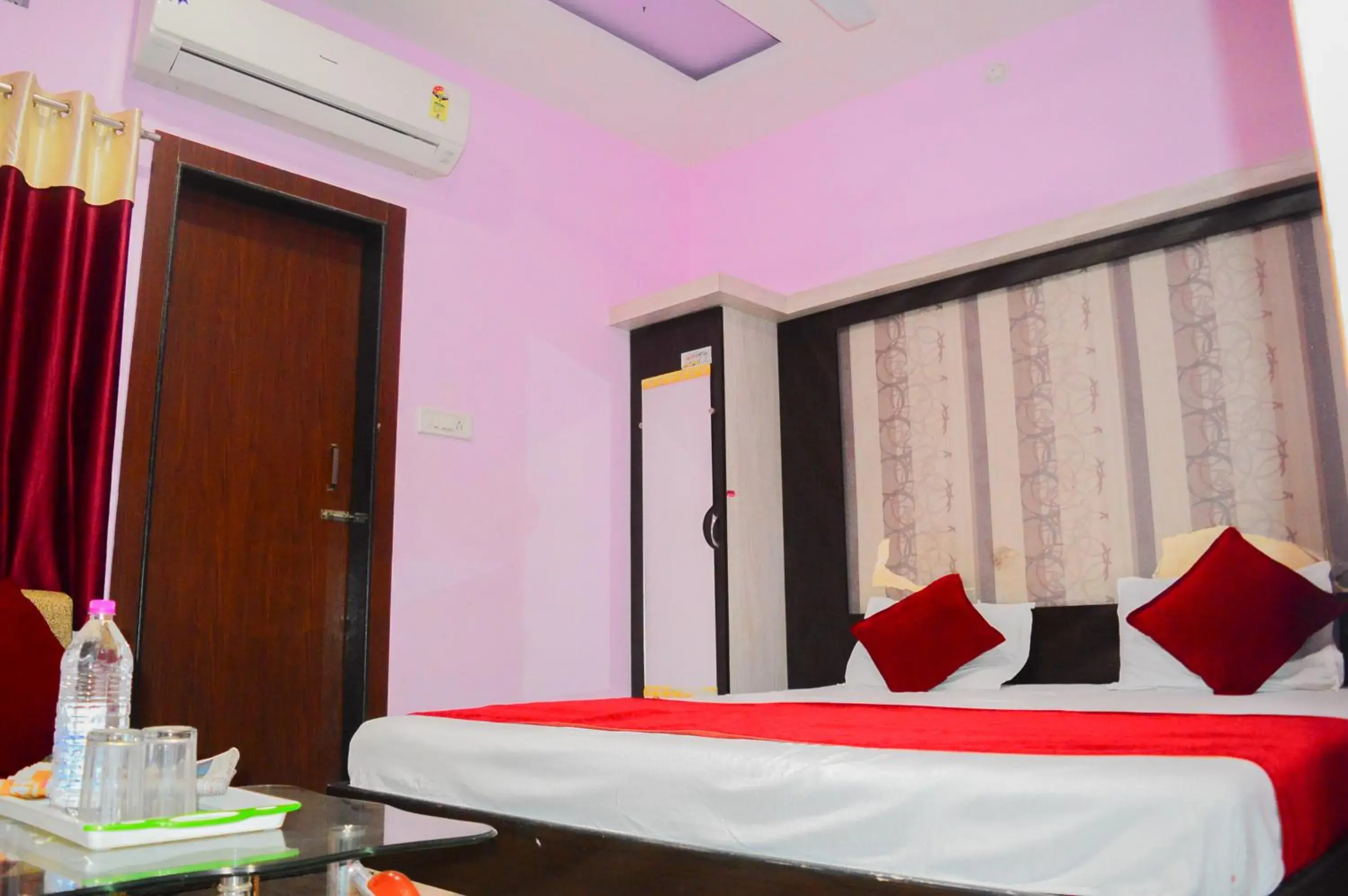 Bed in Hotel Royal Palace - 150 Meters from Mahakal Temple Bed in Hotel Royal Palace - 150 Meters from Mahakal Temple