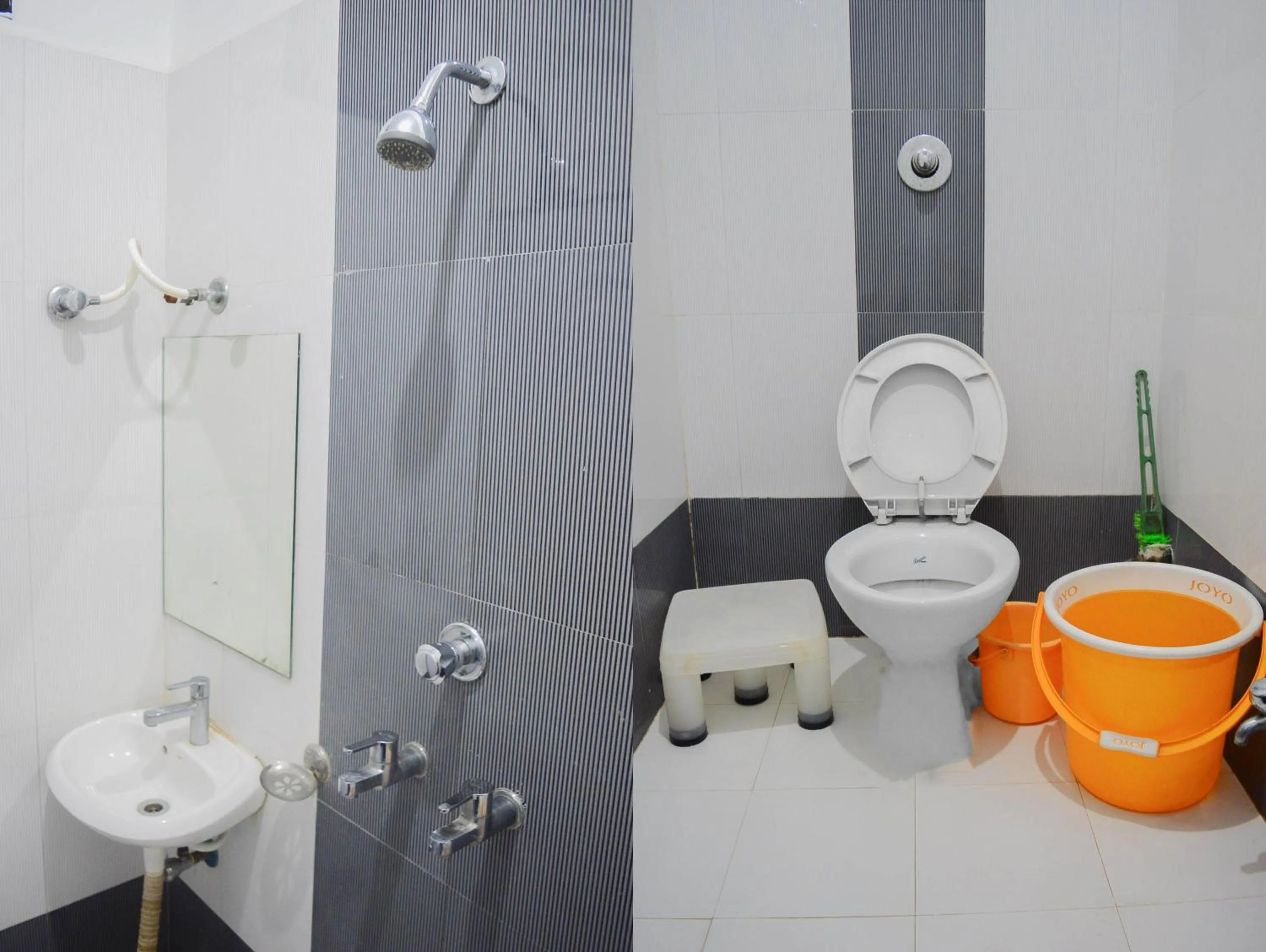 Bathroom in Hotel Royal Palace - 150 Meters from Mahakal Temple