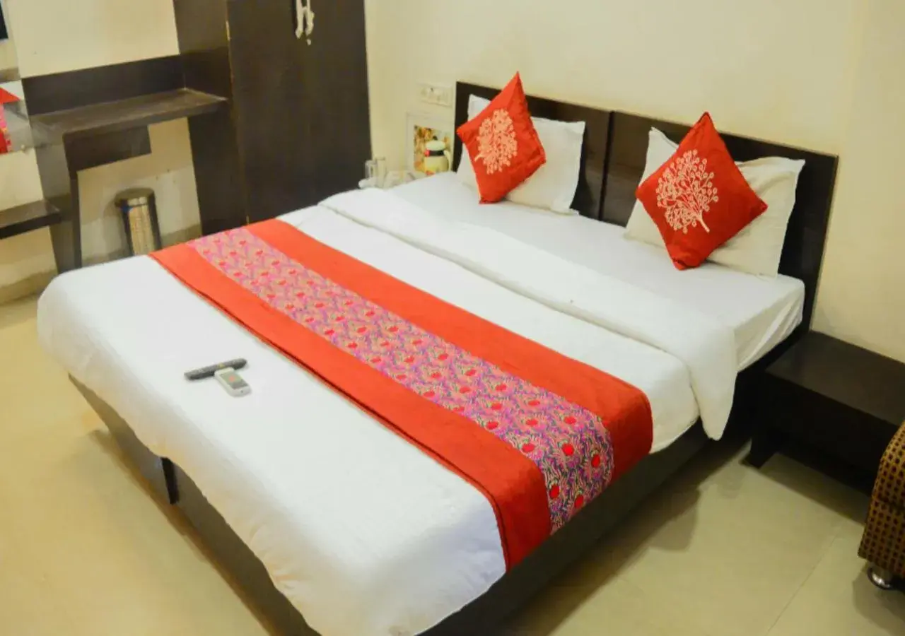 Bed in Hotel Royal Palace - 150 Meters from Mahakal Temple Bed in Hotel Royal Palace - 150 Meters from Mahakal Temple