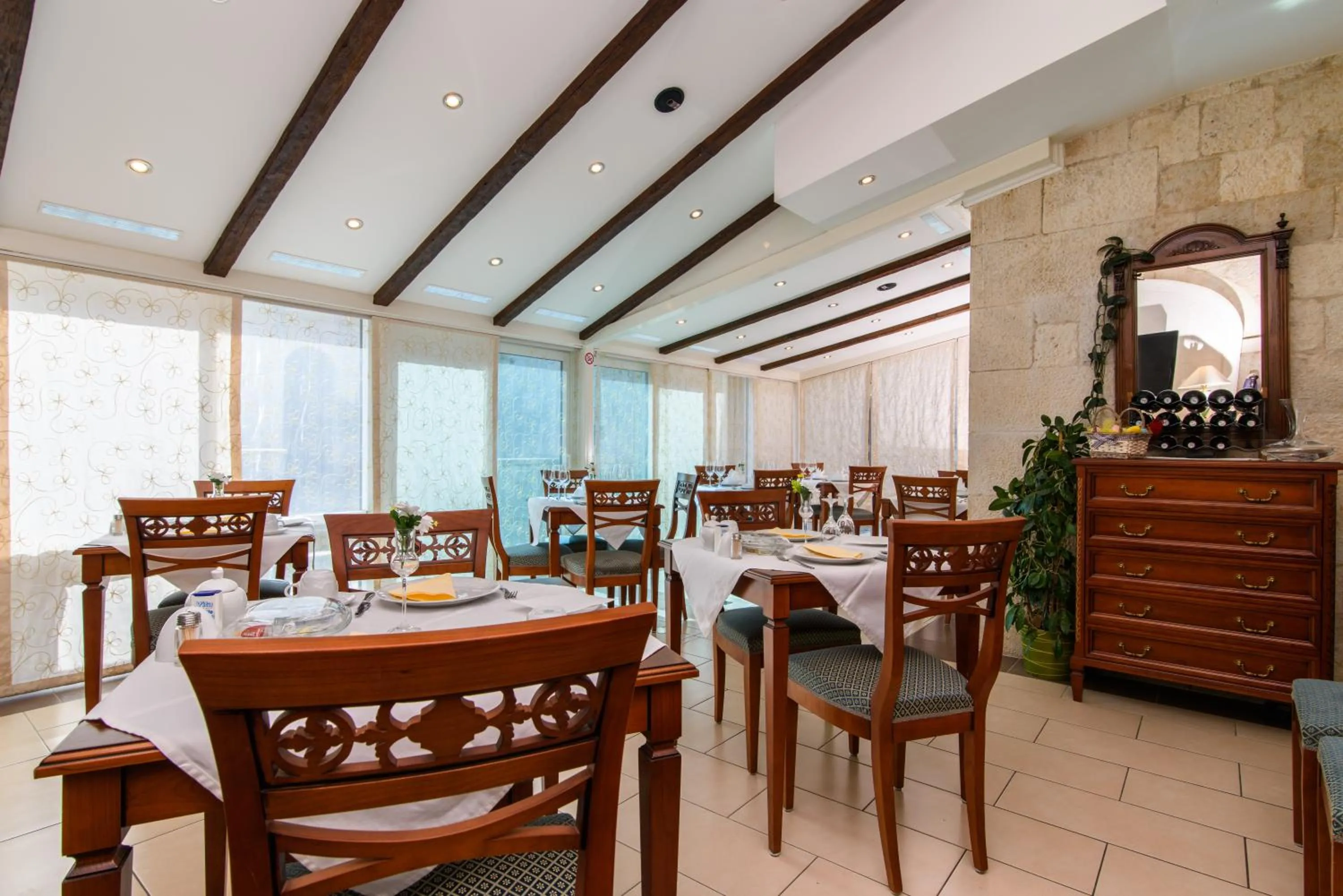 Restaurant/places to eat in Heritage Hotel Vila Sikaa