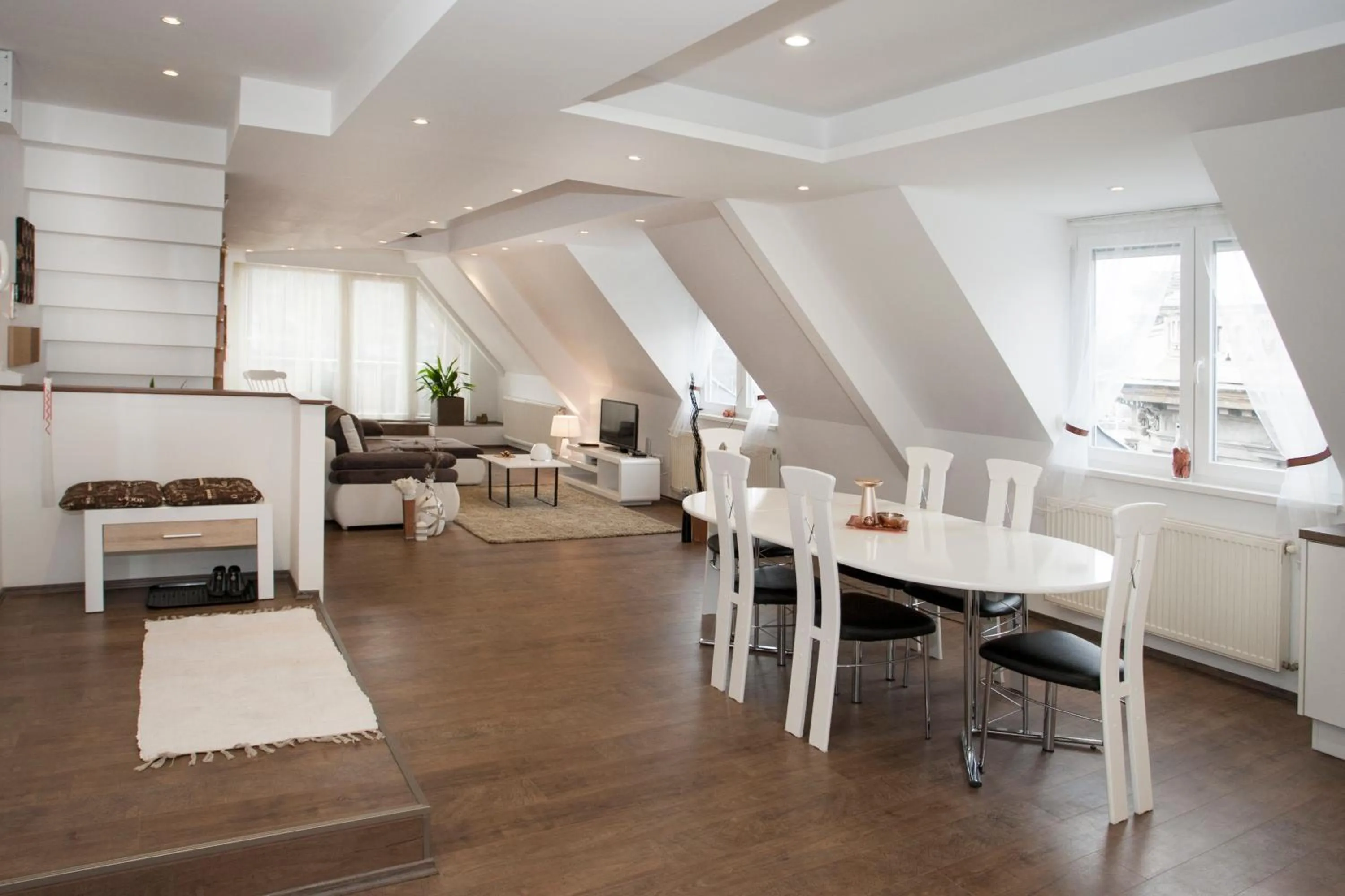 Riverside flat with King Castle view