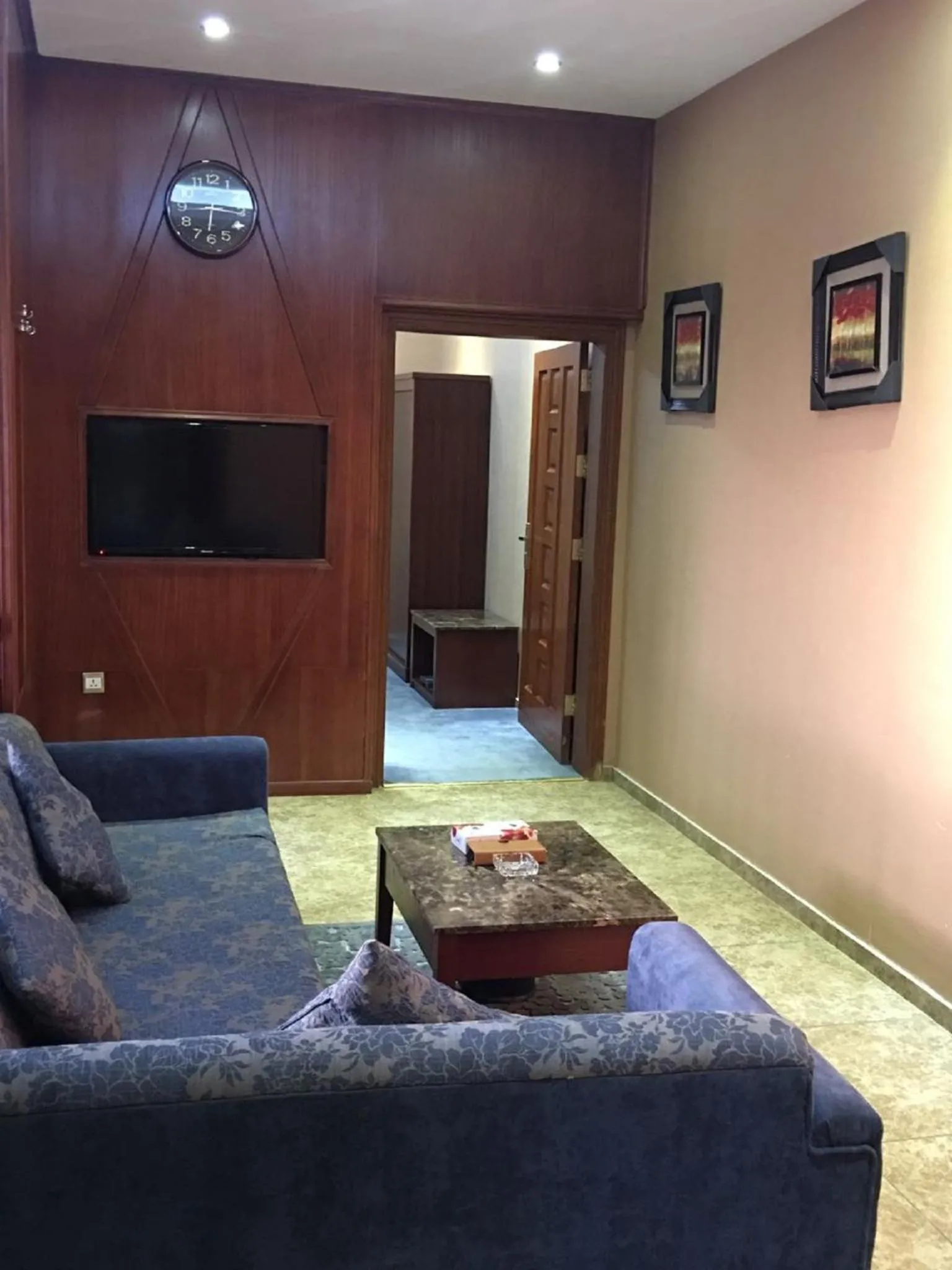 Communal lounge/ TV room in Elaf Suites Al Hamra