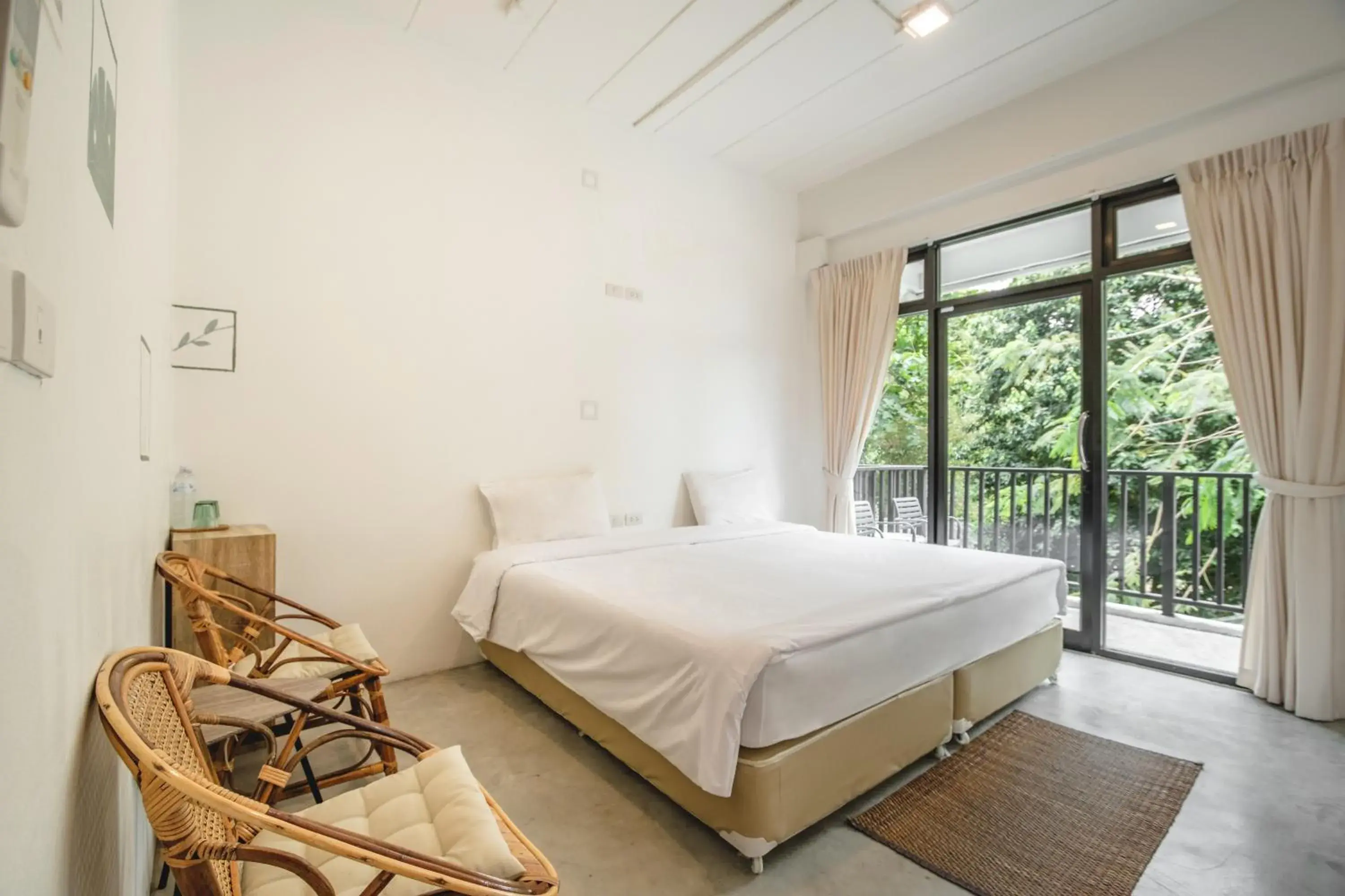 Basic Double or Twin Room with Shared Bathroom in The Dearly Koh Tao Hostel-PADI 5 Star Dive Resort Basic Double or Twin Room with Shared Bathroom in The Dearly Koh Tao Hostel-PADI 5 Star Dive Resort