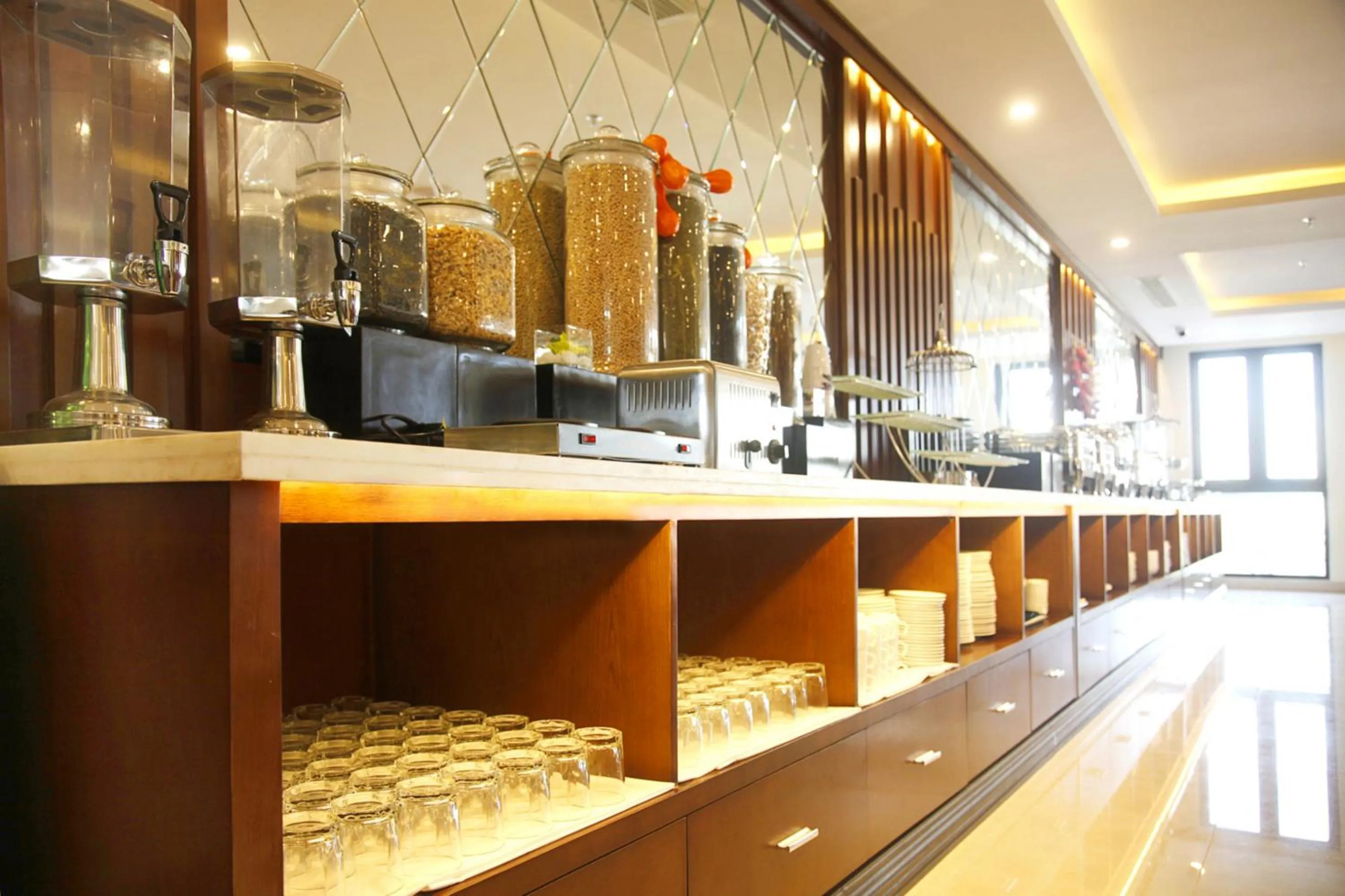 Restaurant/places to eat in Delicate Hotel