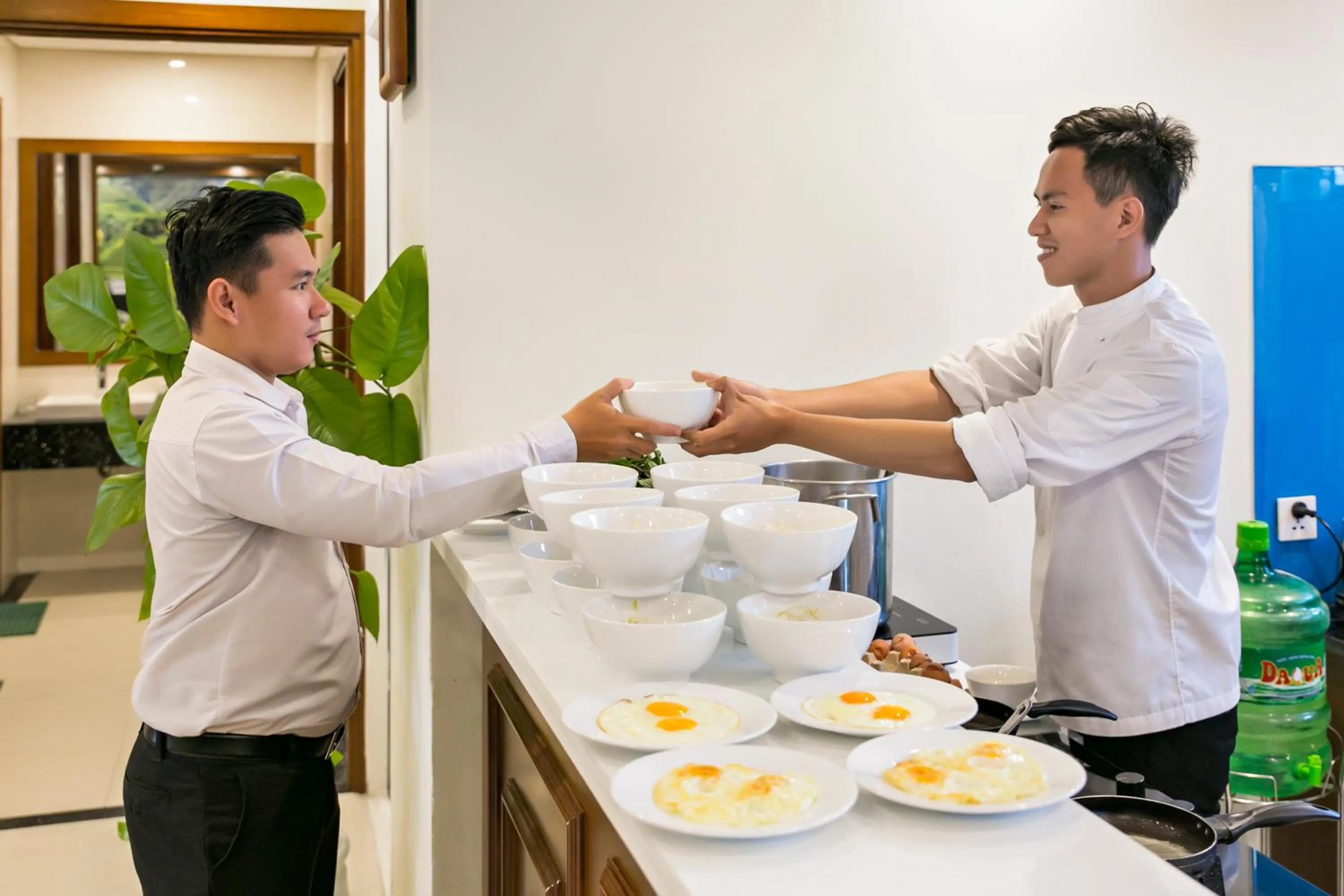 Restaurant/places to eat in Delicate Hotel