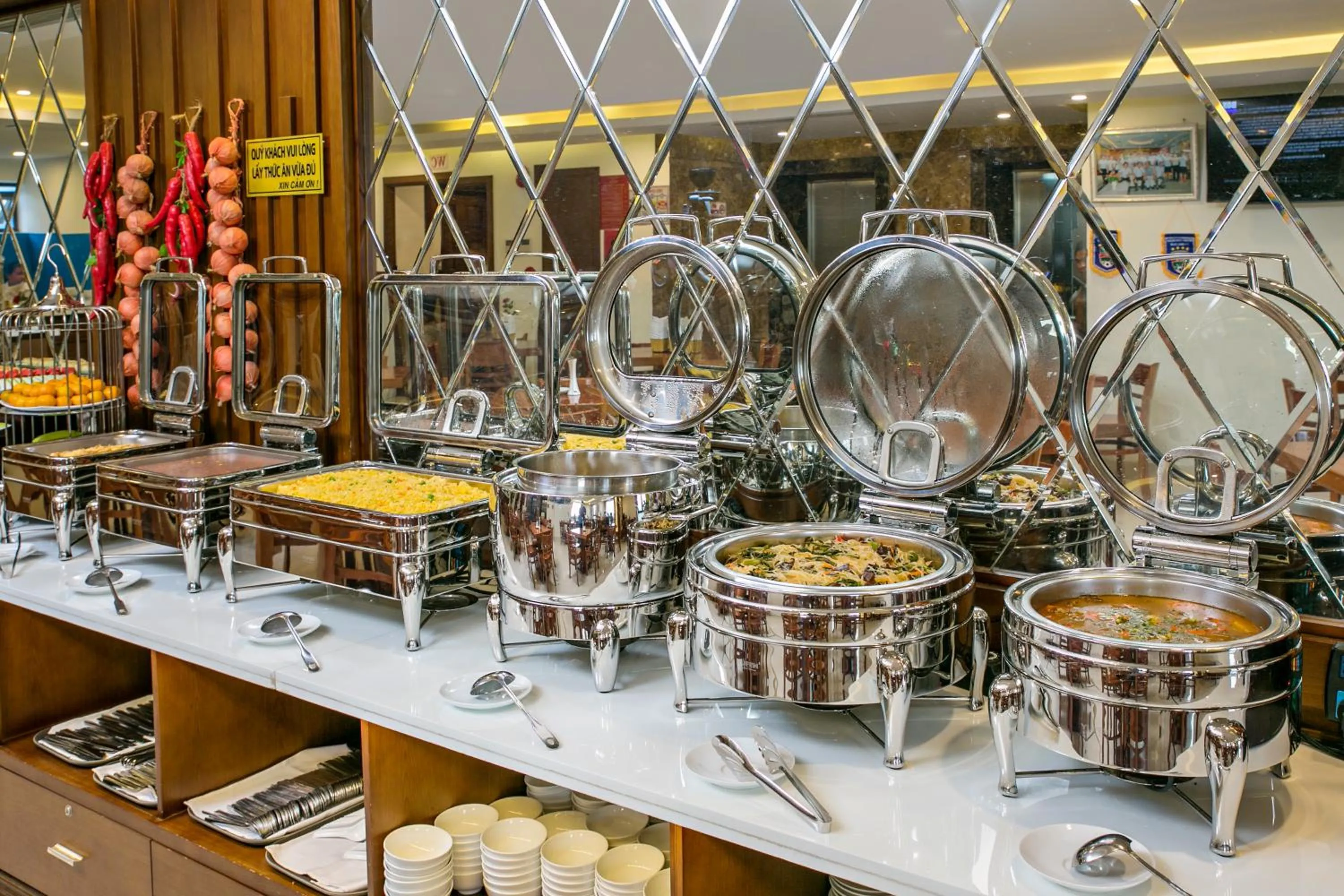 Restaurant/places to eat in Delicate Hotel