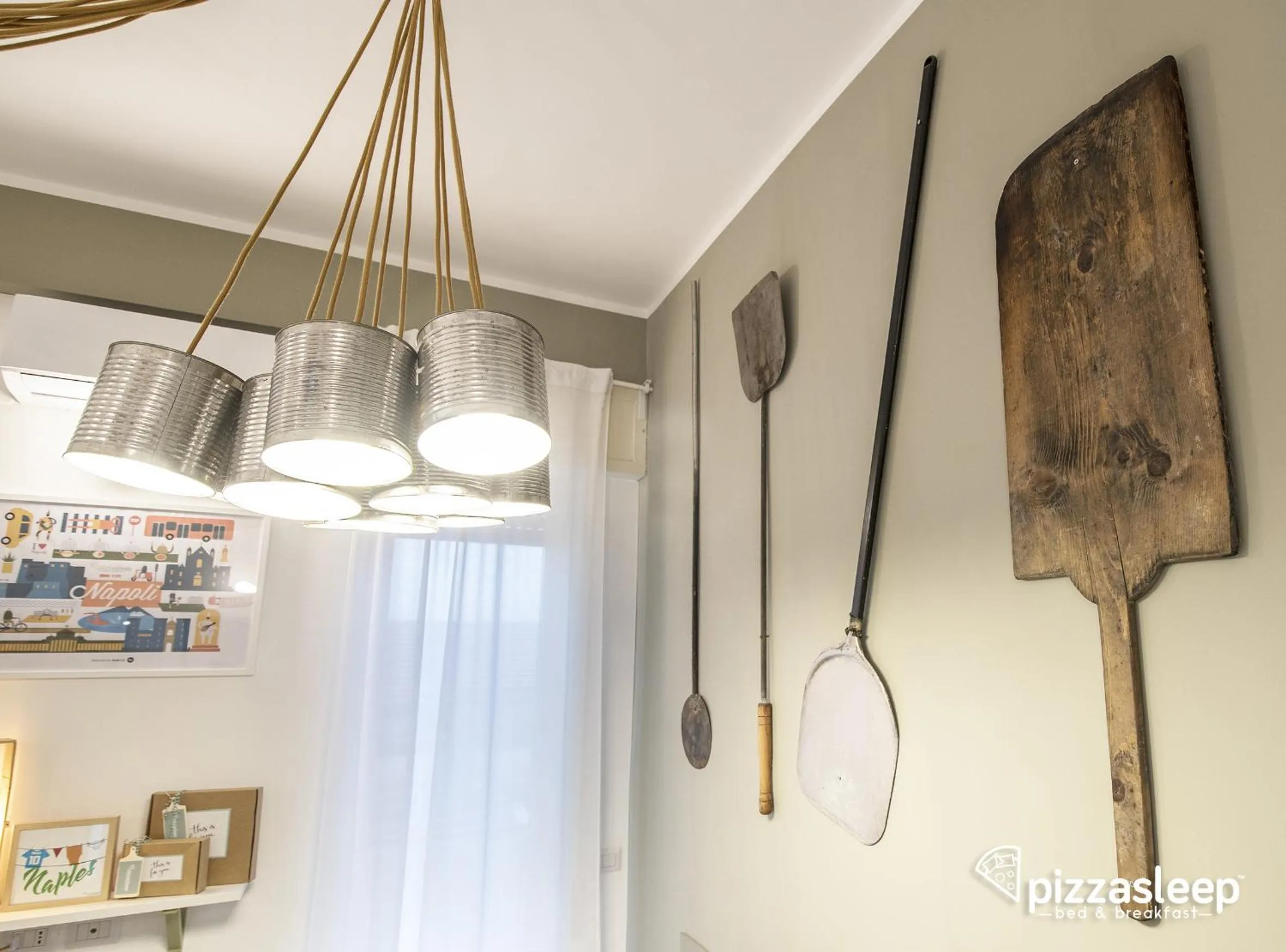 Communal lounge/ TV room in PizzaSleep B&B