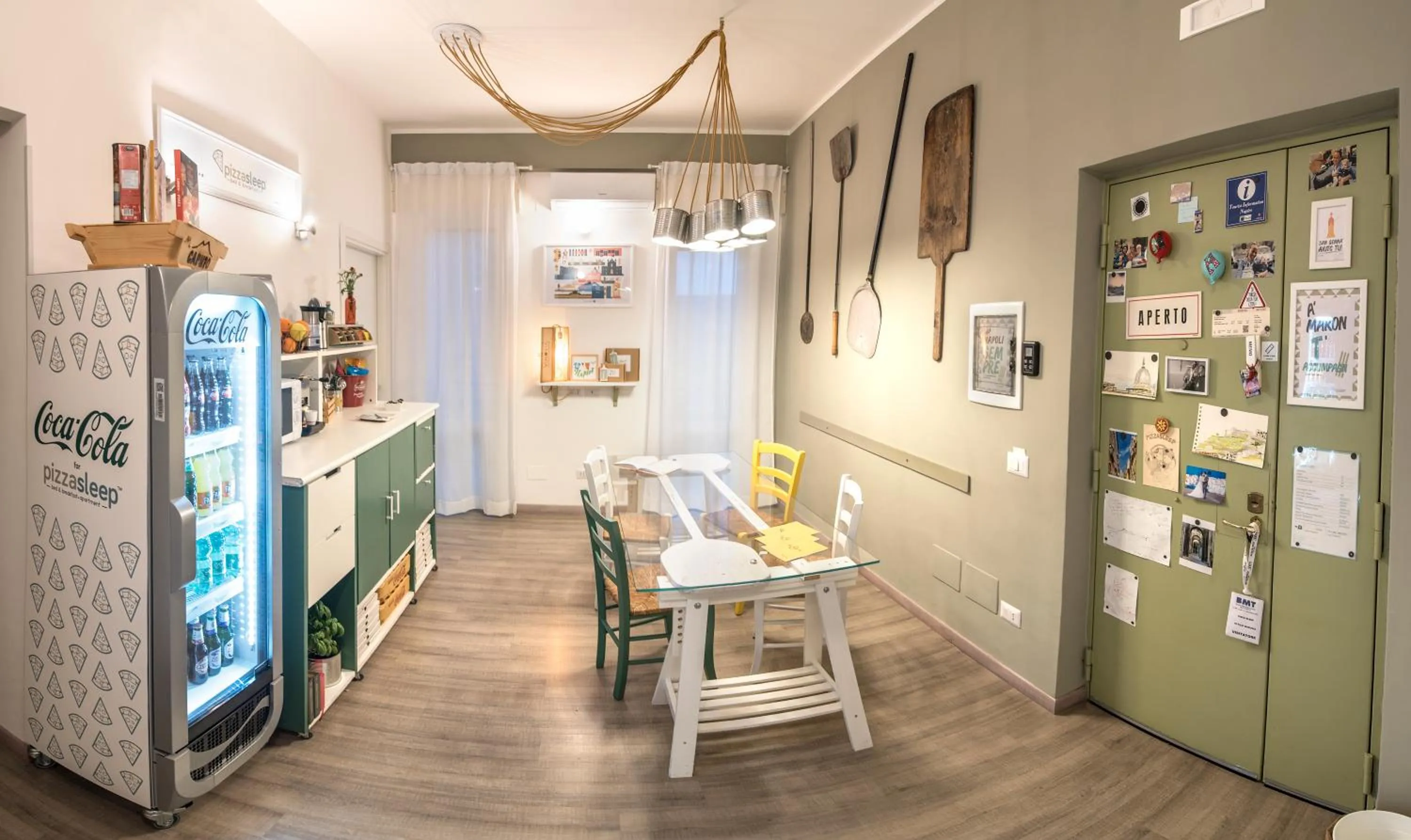 Communal lounge/ TV room in PizzaSleep B&B