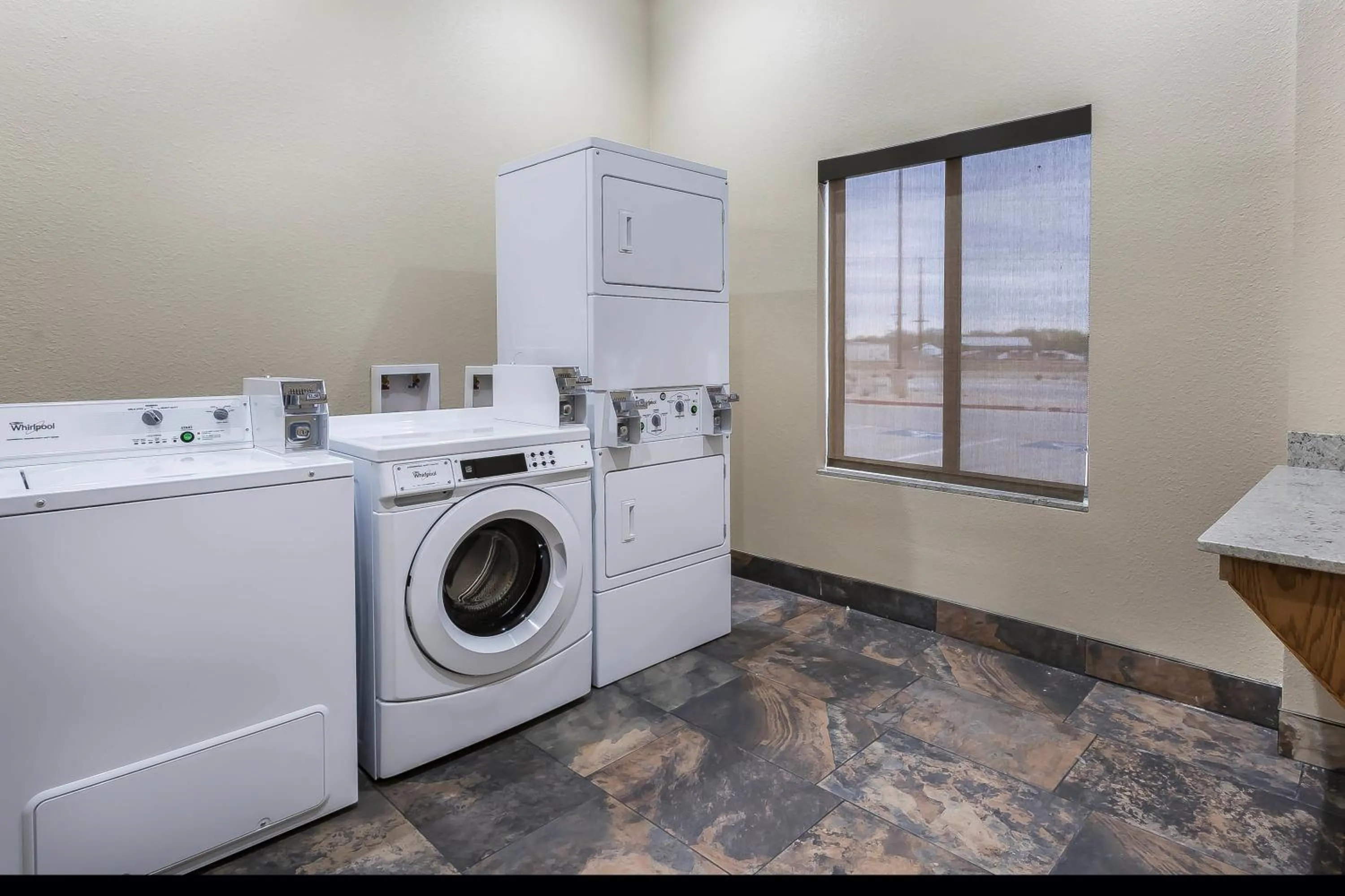 Area and facilities in Comfort Suites - University