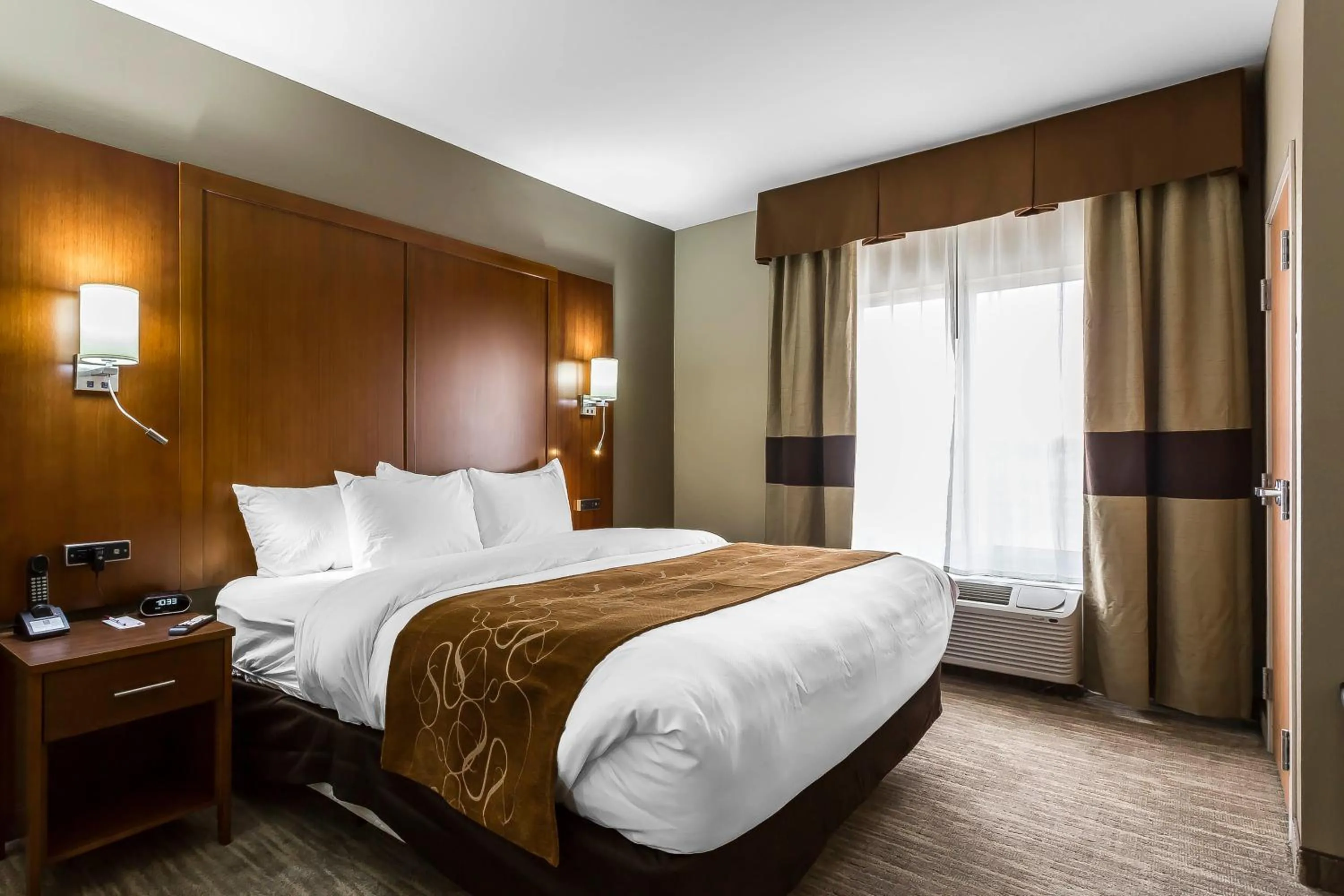 Bed in Comfort Suites - University