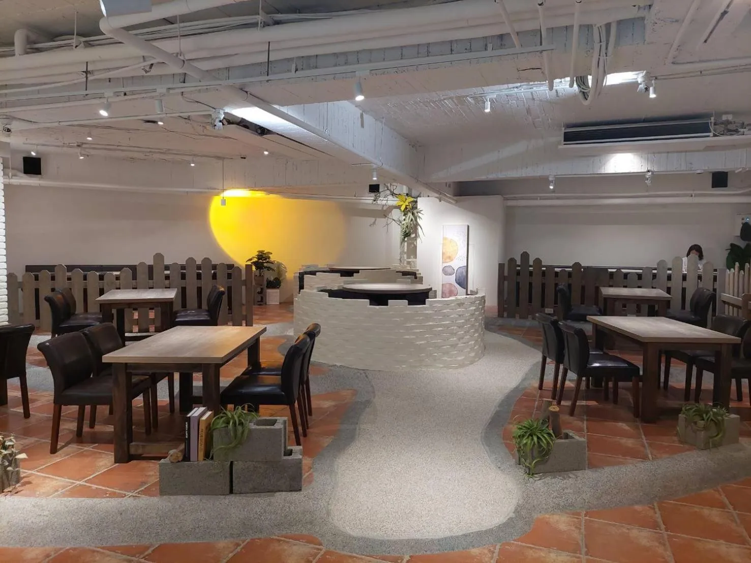 Restaurant/places to eat in Green Hotel - West District