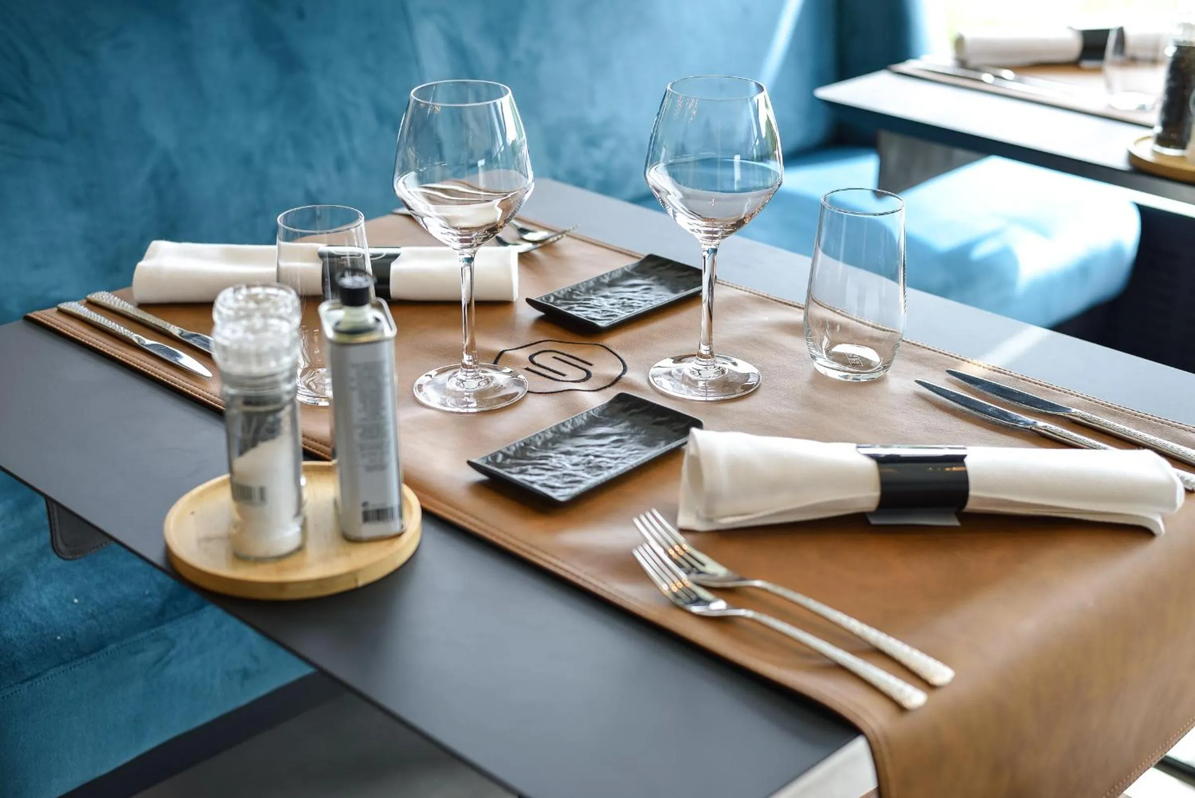 Restaurant/places to eat in R hotel experiences