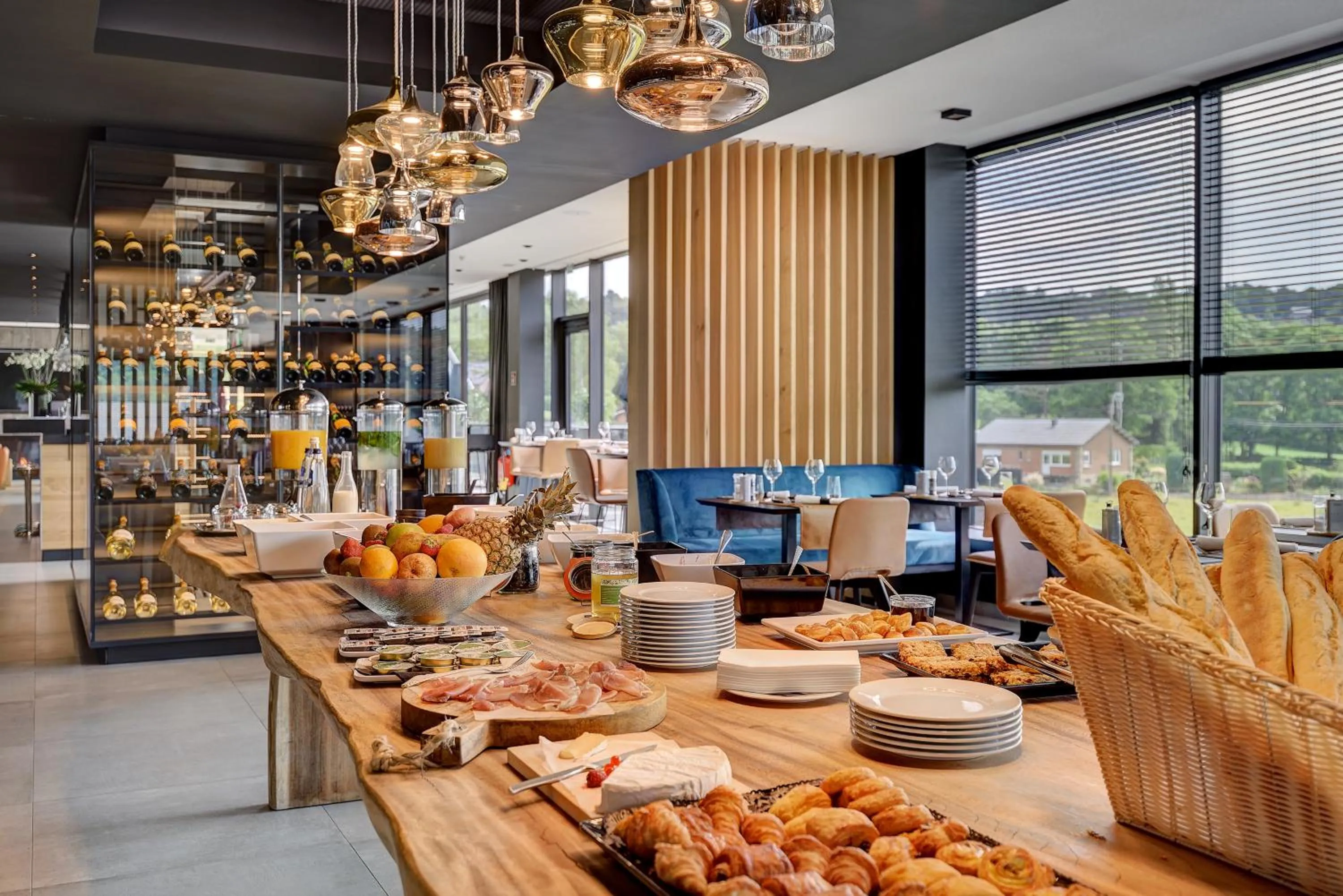 Restaurant/places to eat in R hotel experiences