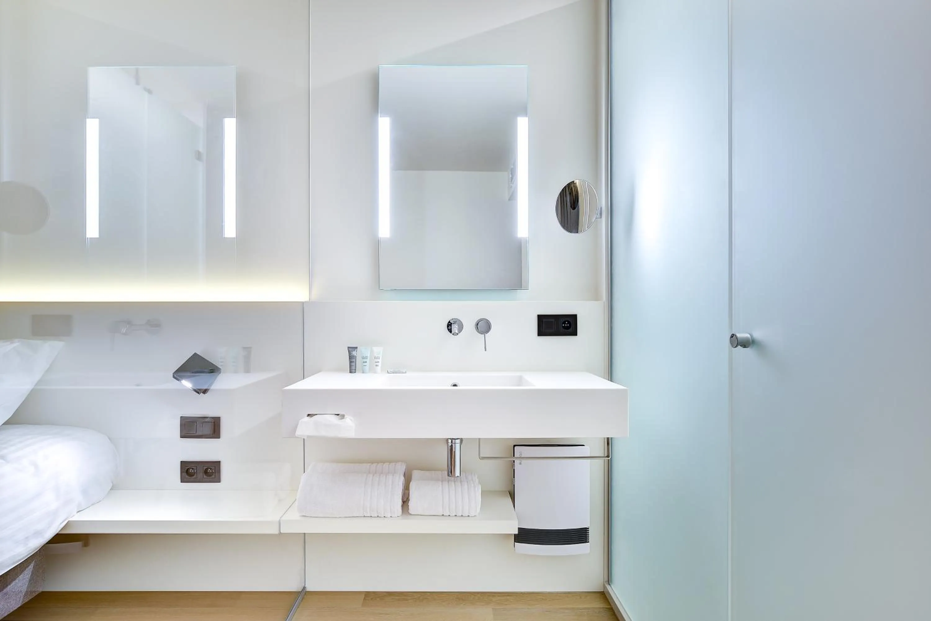 Bathroom, Bed in R hotel experiences