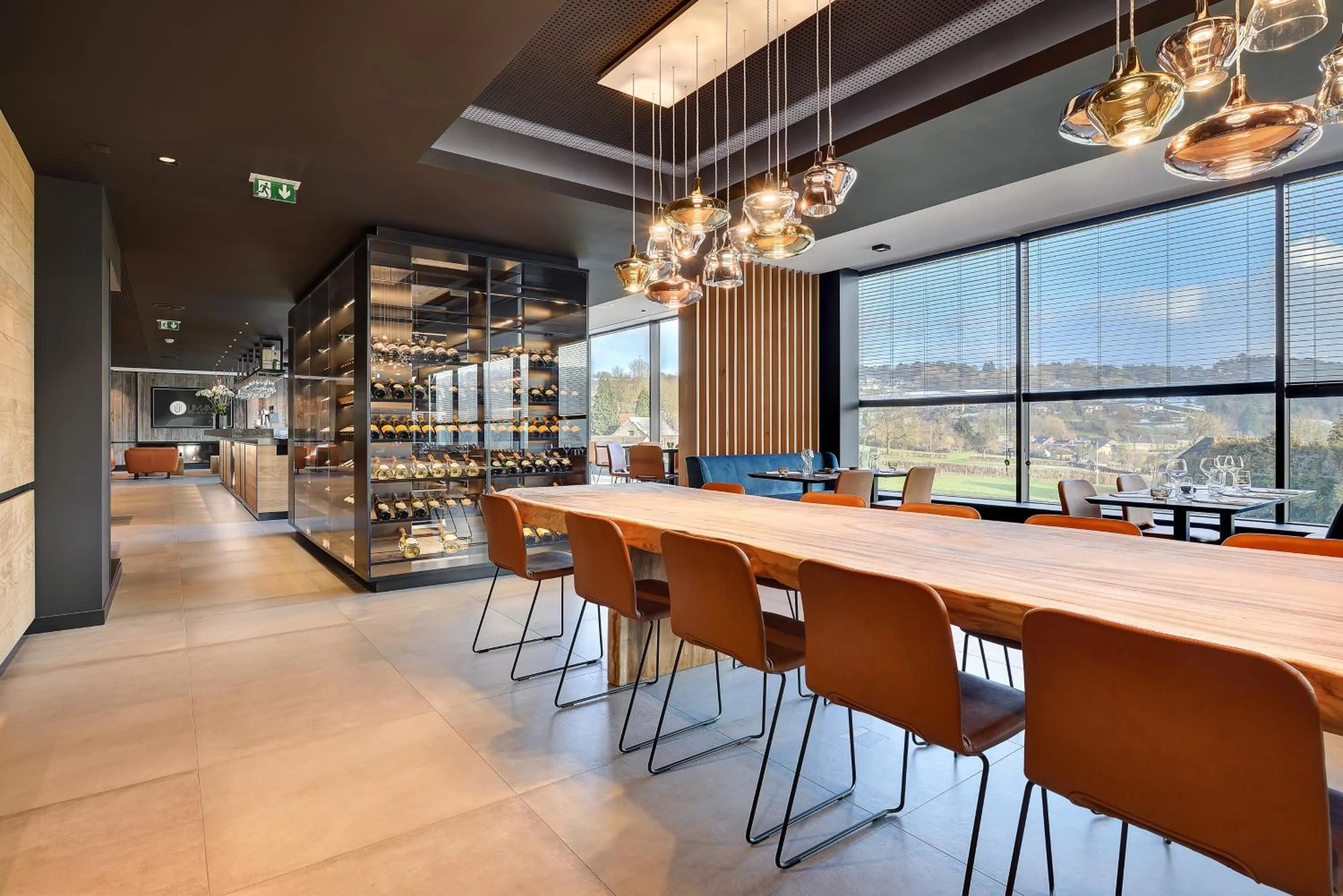 Restaurant/places to eat in R hotel experiences