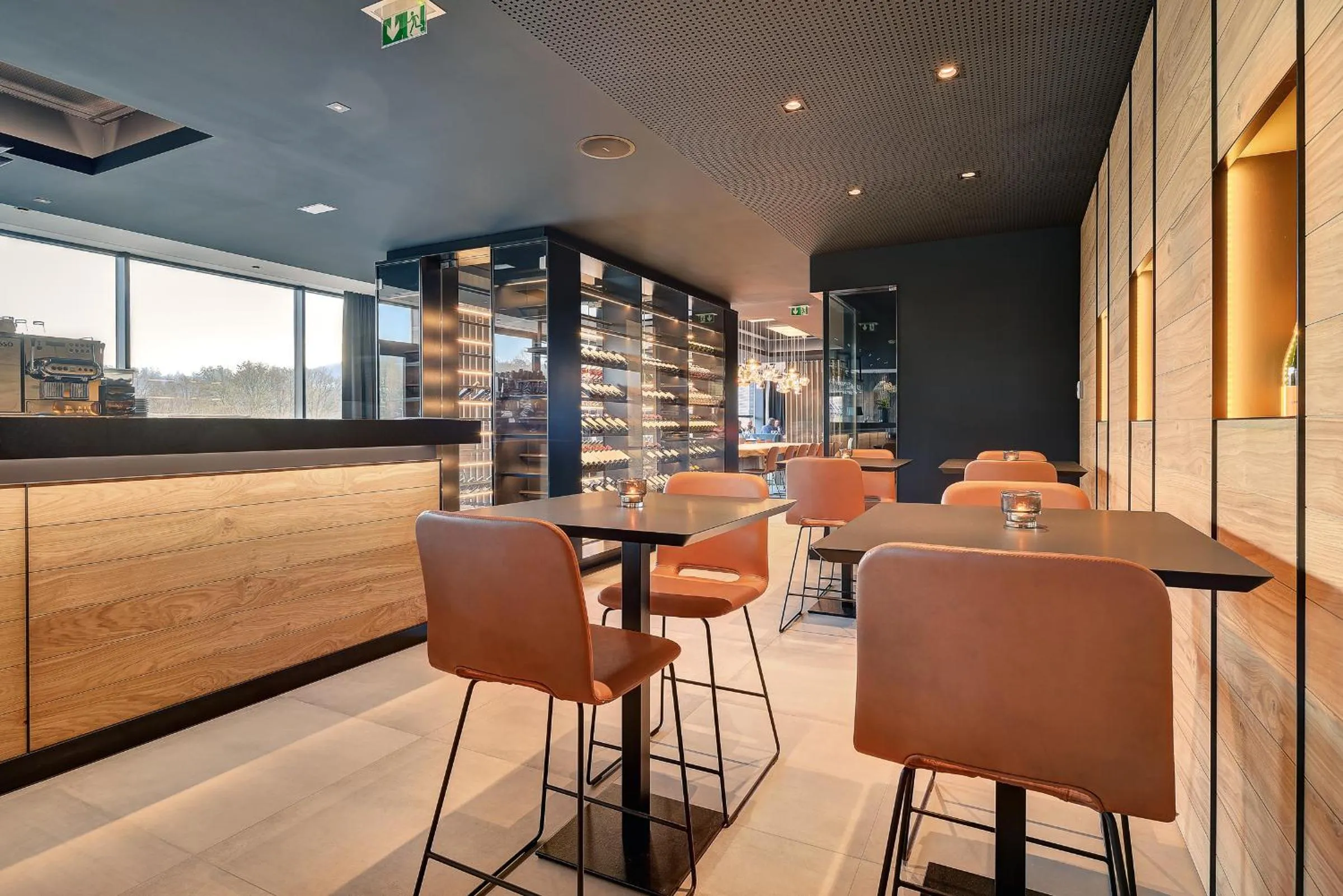 Restaurant/places to eat in R hotel experiences