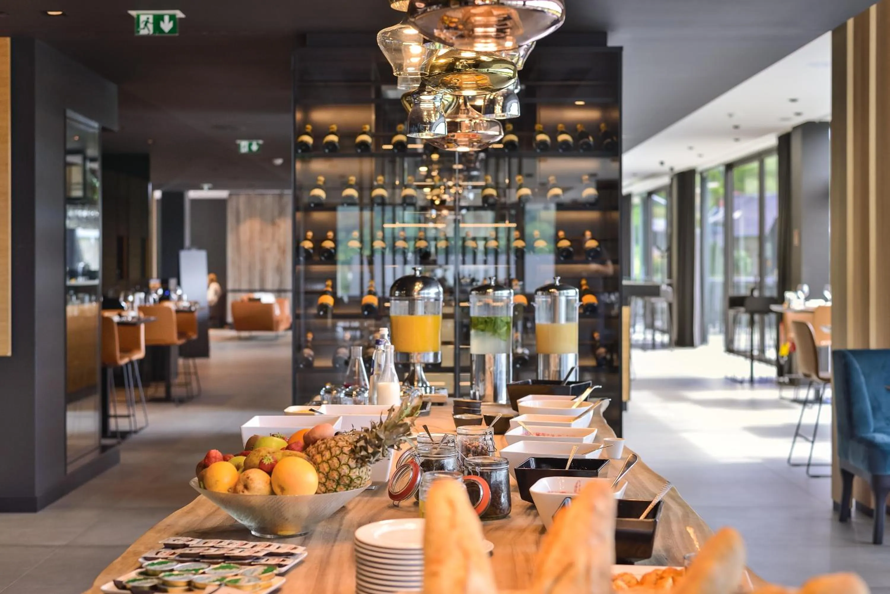 Restaurant/places to eat in R hotel experiences