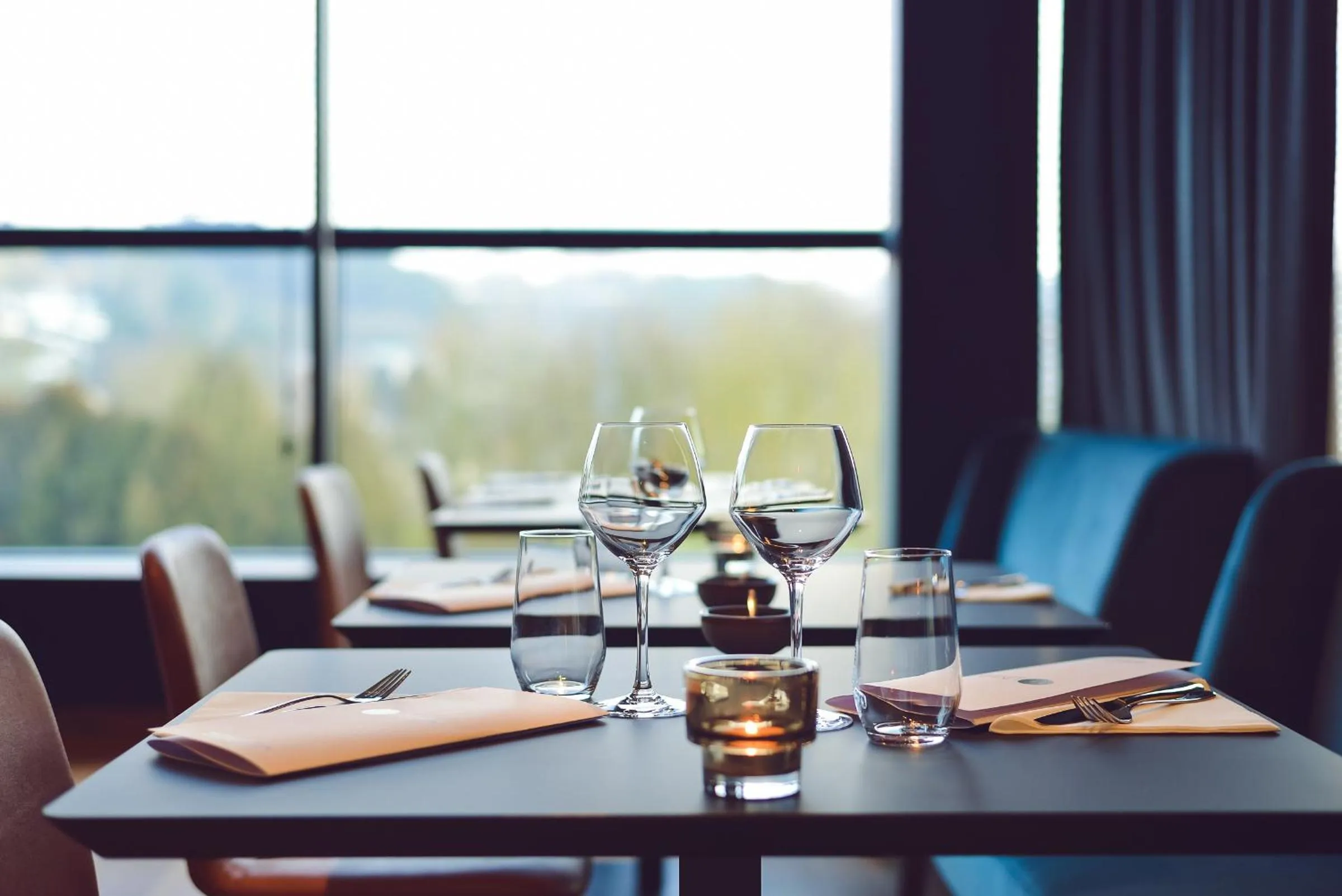 Restaurant/places to eat in R hotel experiences