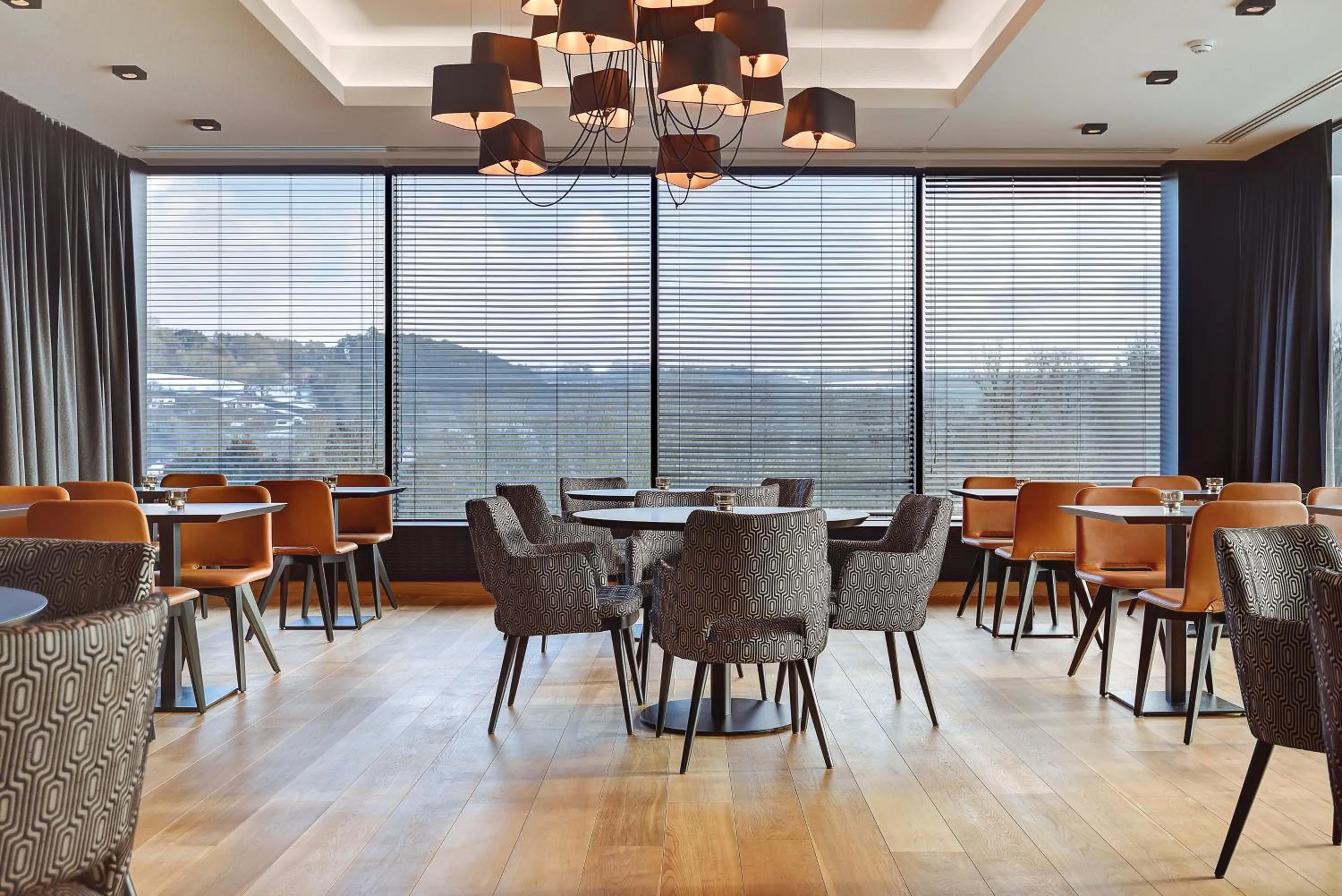 Restaurant/places to eat in R hotel experiences