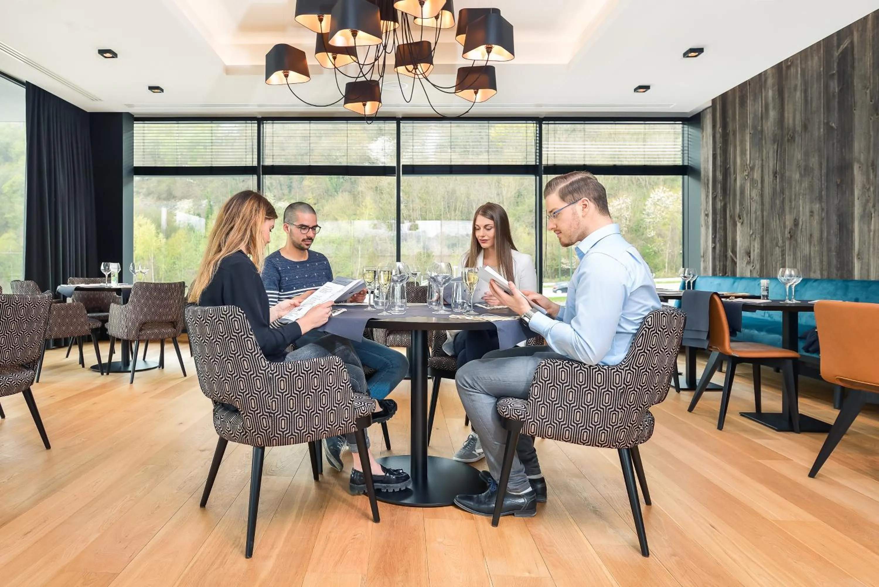 Restaurant/places to eat in R hotel experiences