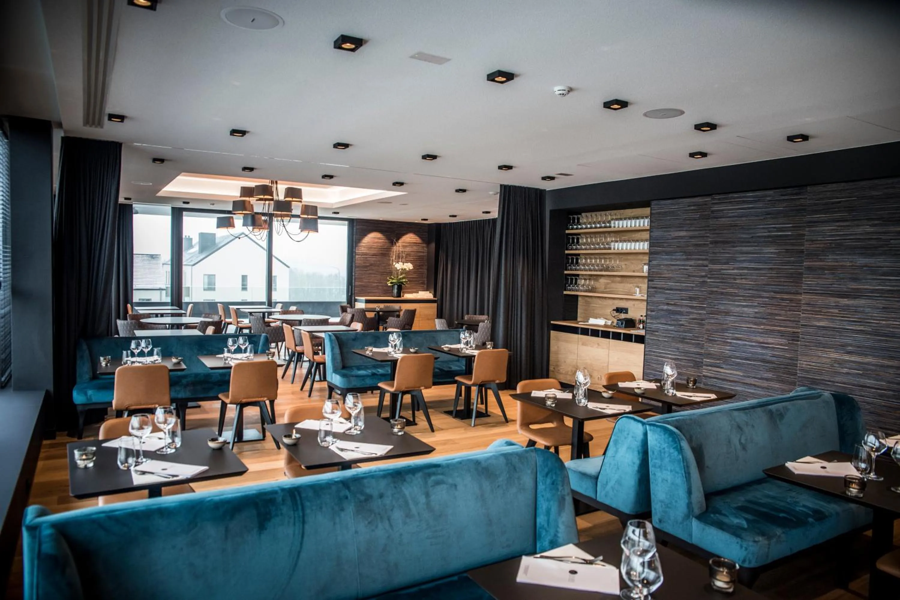 Restaurant/places to eat in R hotel experiences