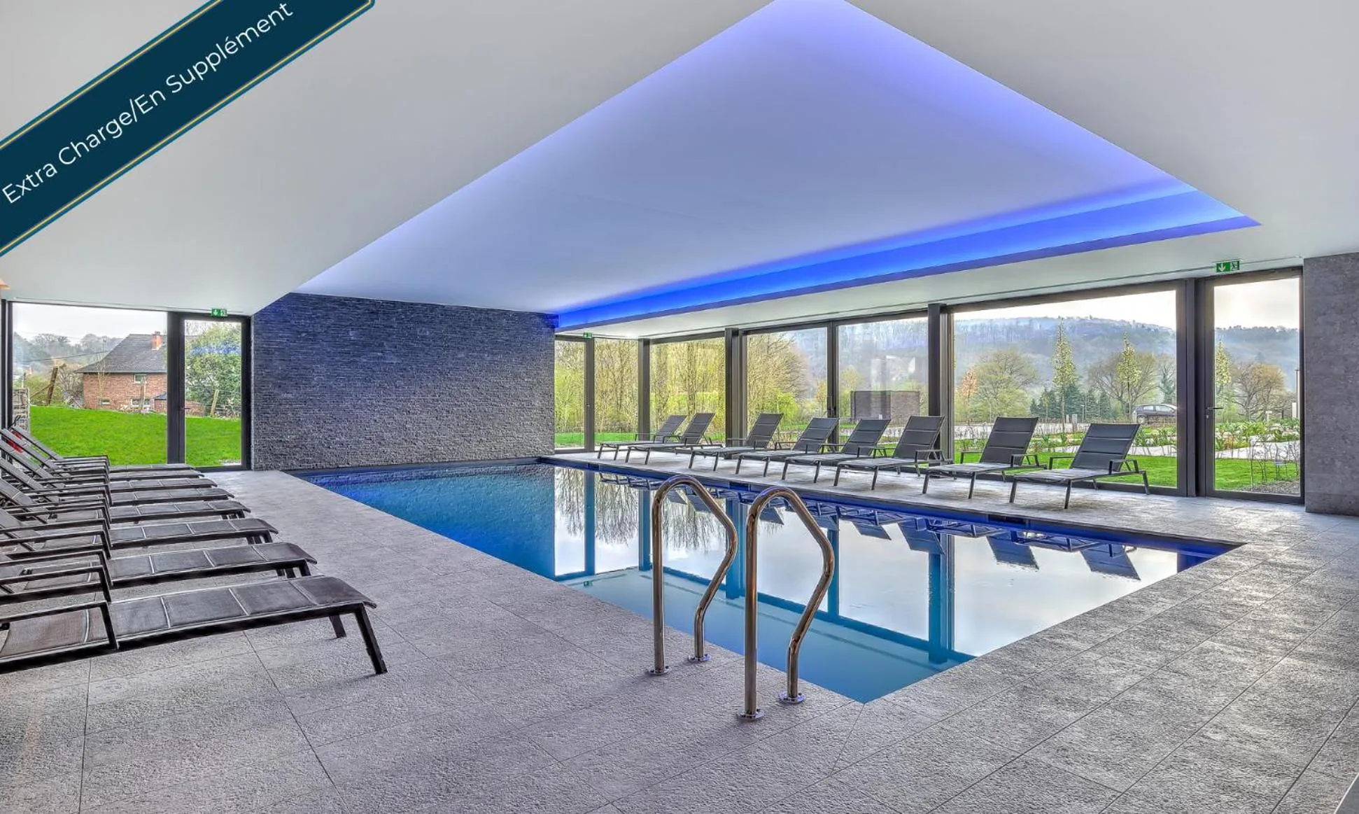 Swimming pool in R hotel experiences