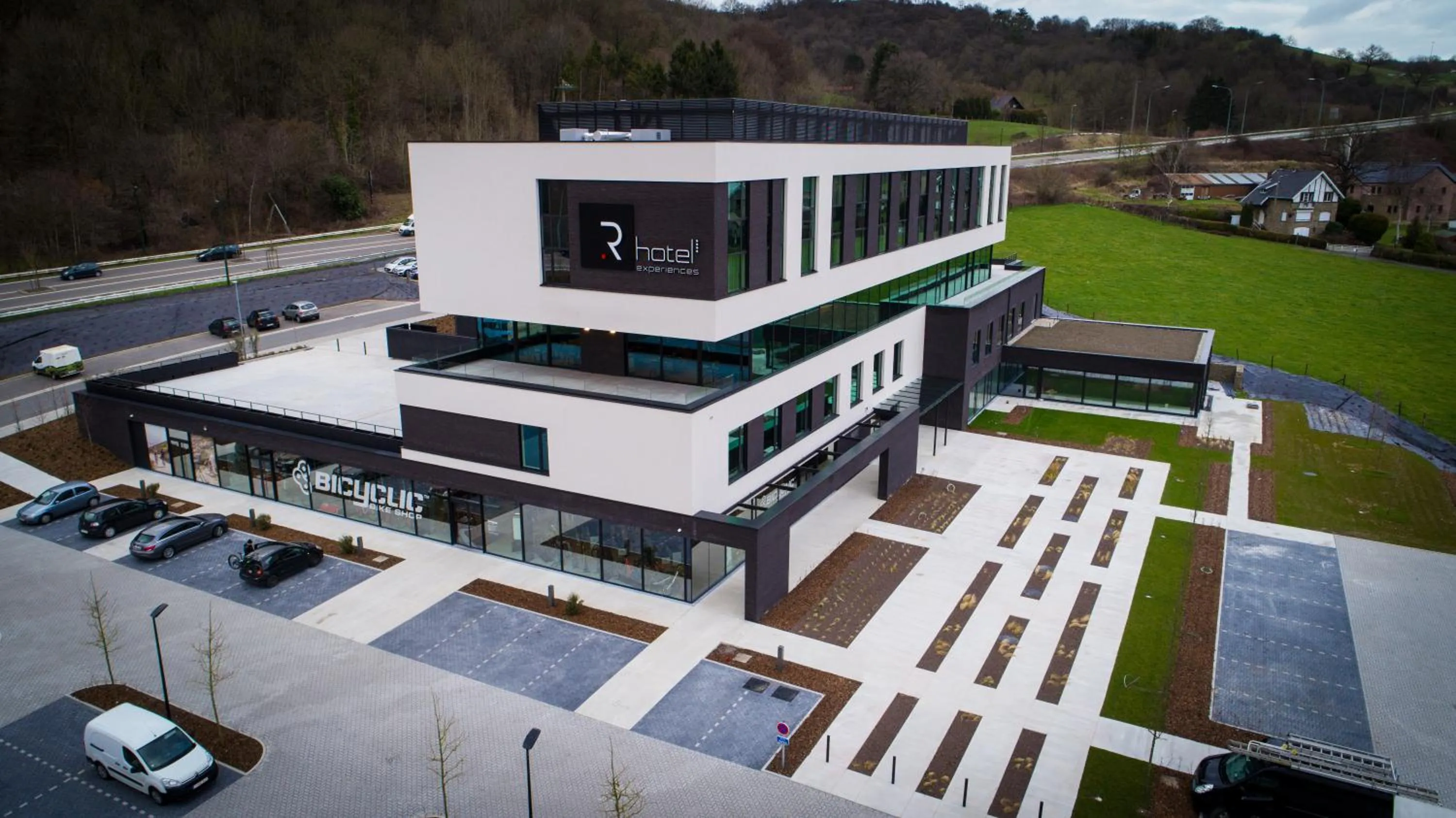 Bird's eye view in R hotel experiences