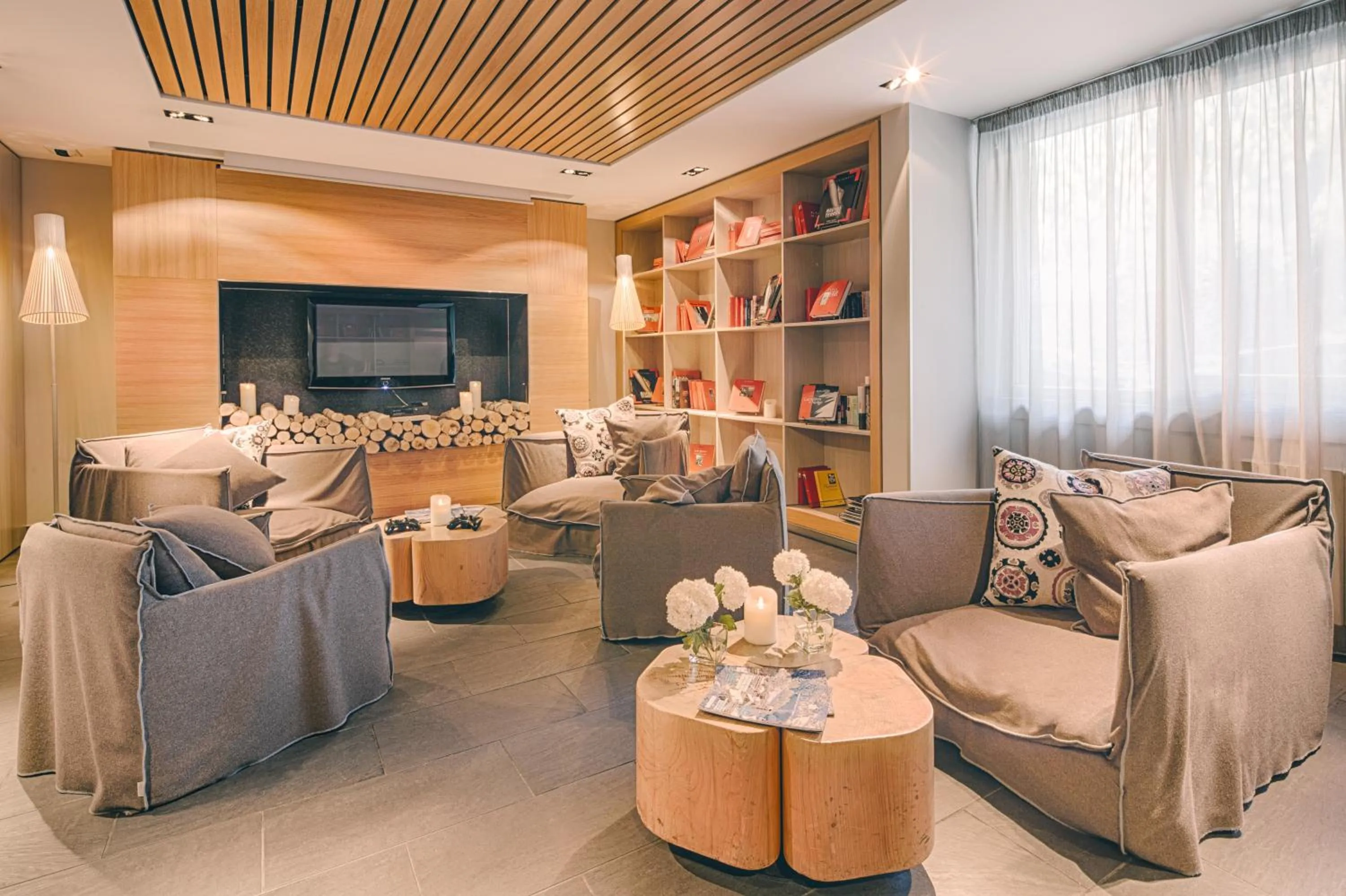 Library in Hotel Le Morgane