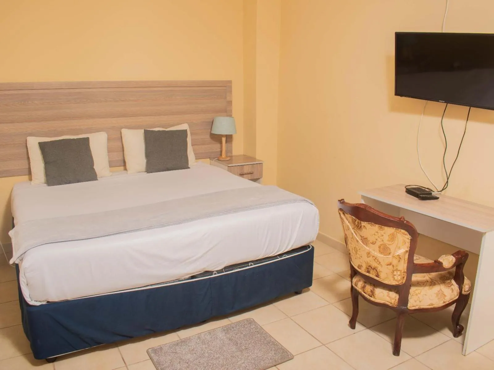 Photo of the whole room, Bed in River-Ridge Guest House