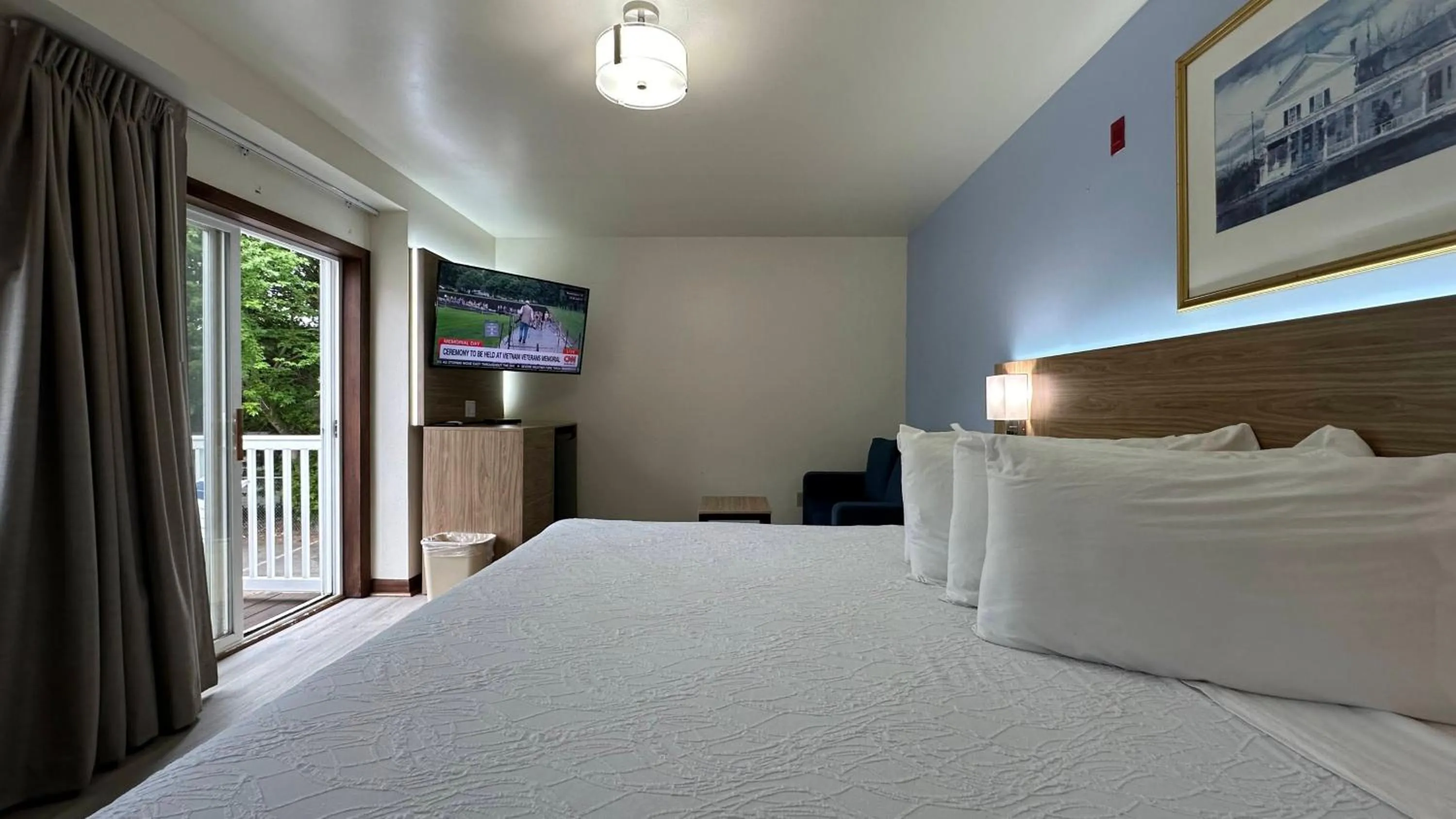 Communal lounge/ TV room, Bed in USA Inn