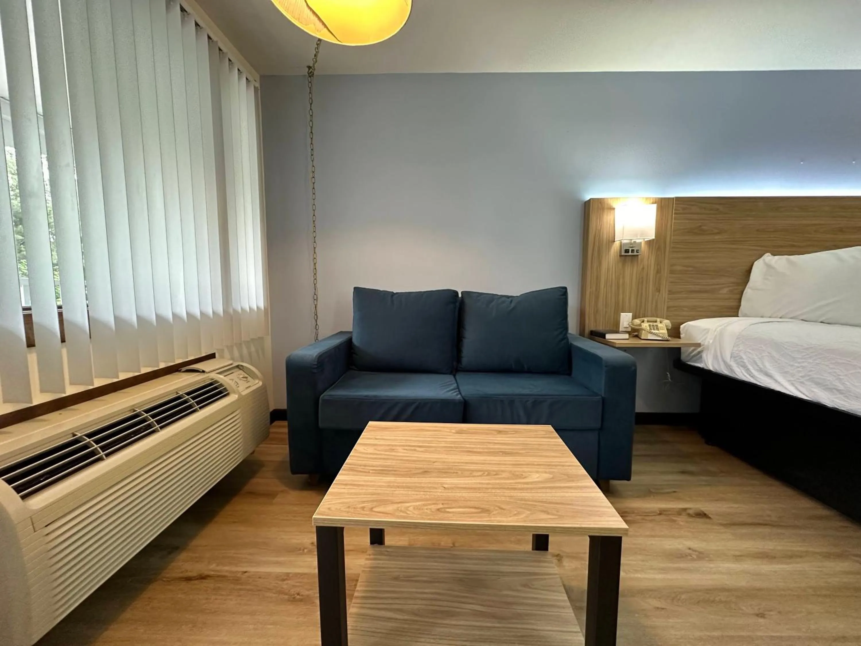 Living room, Bed in USA Inn